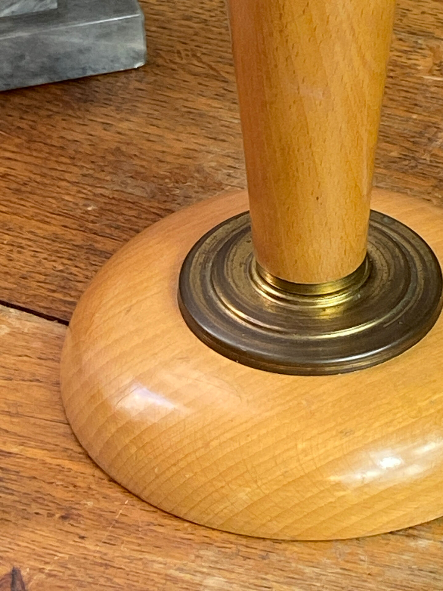 Lampe en bois et laiton, dans le style  Mazda