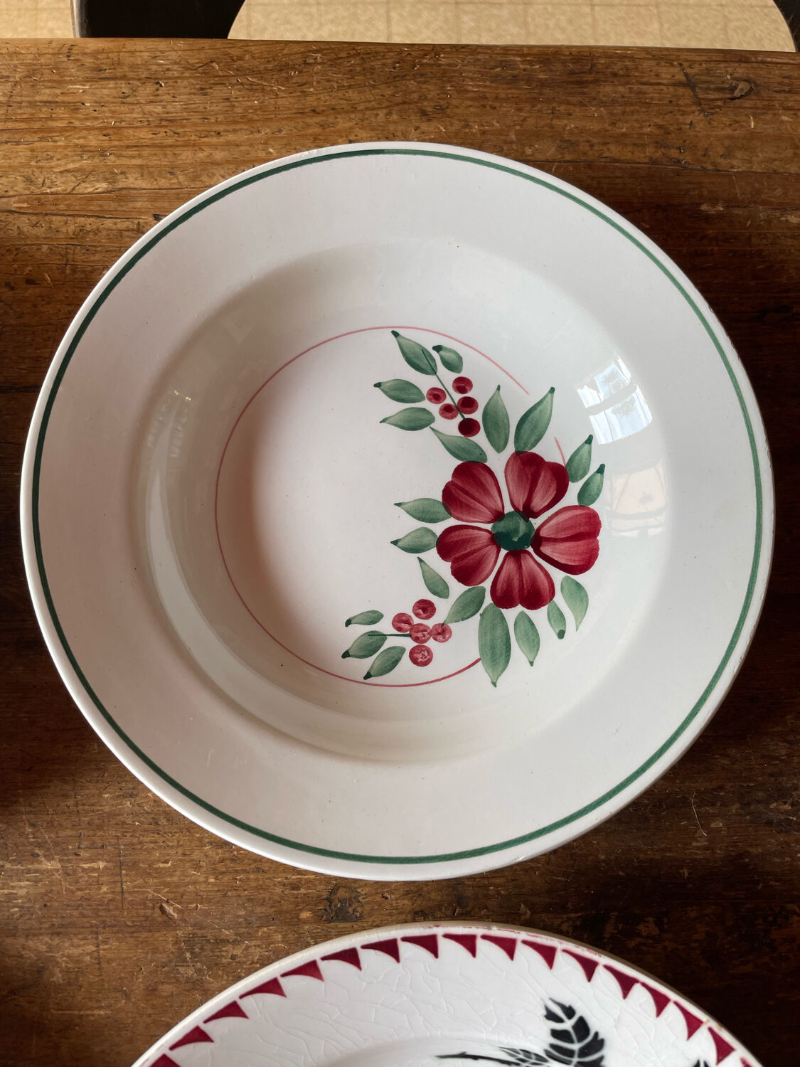 Mismatched plates l'Amandinoise