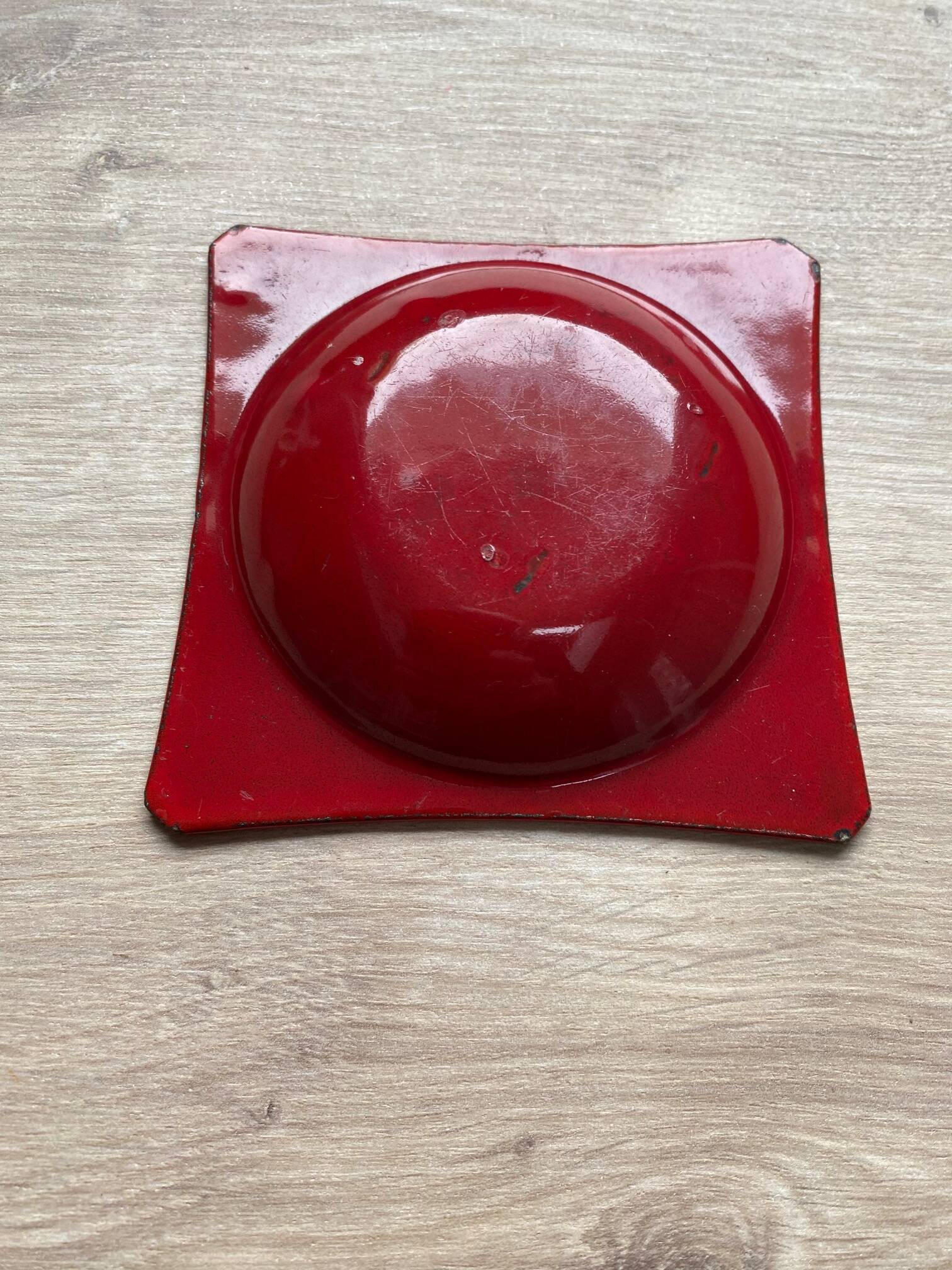 Vintage ashtray in enamelled sheet metal in red tones with floral decor from the 60s