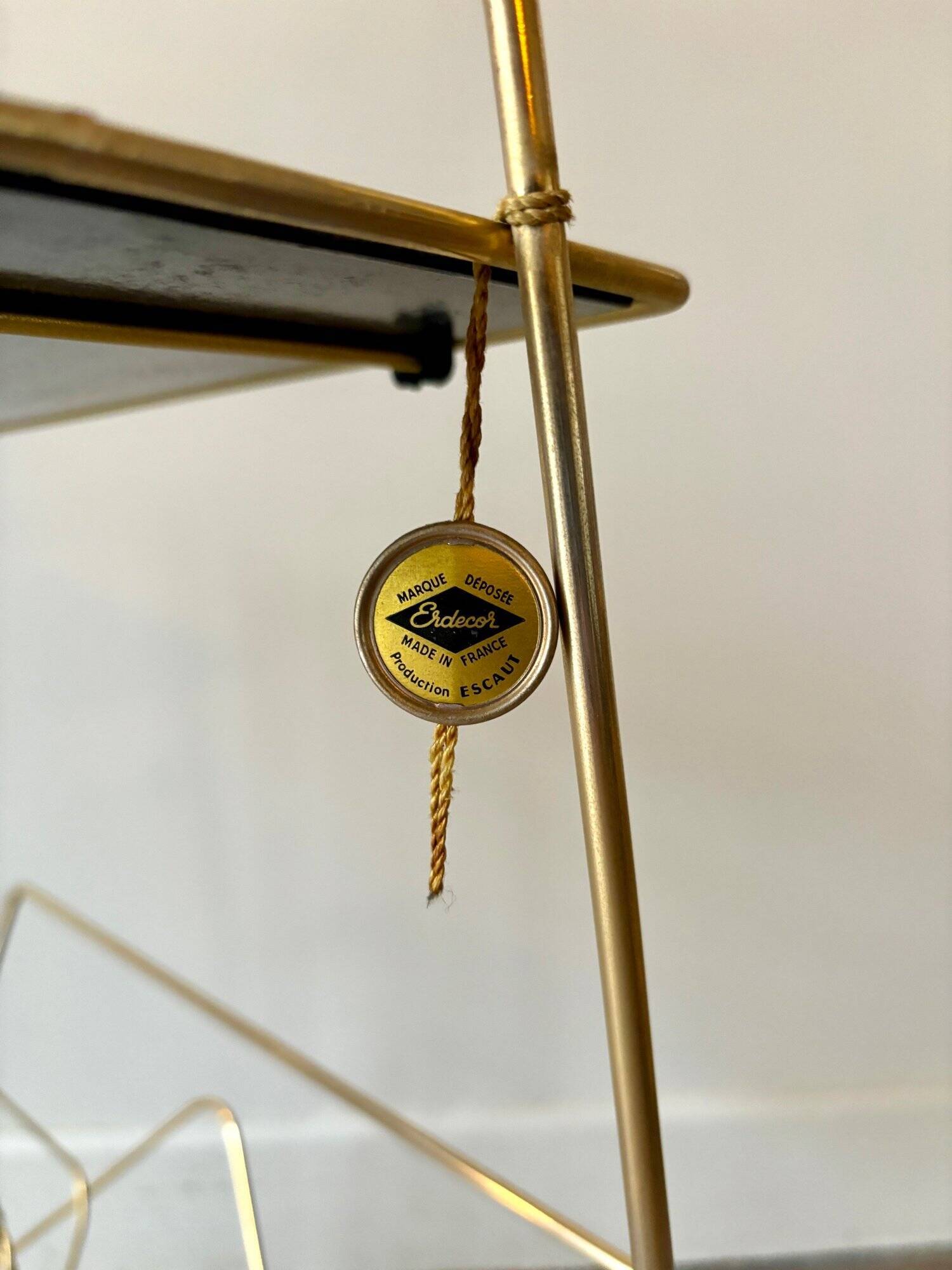 End table, Erdecor magazine holder in gold metal and black glass
