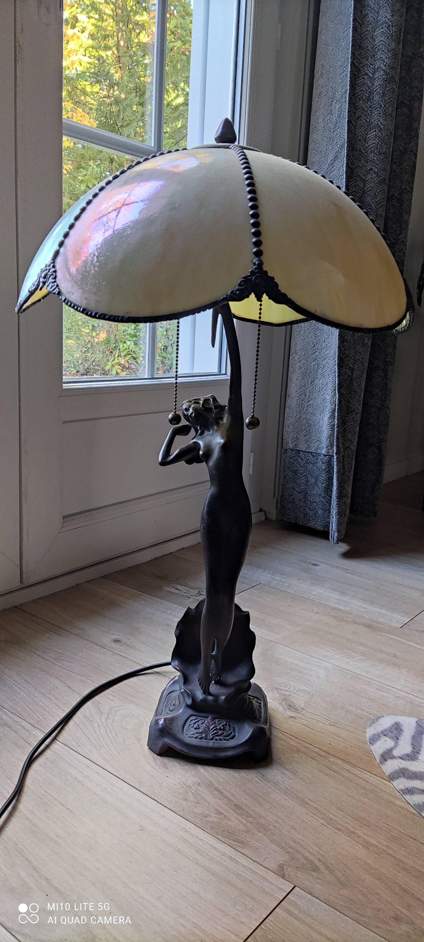 Tiffany style table lamp