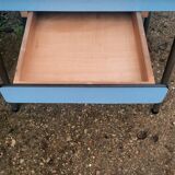 Table en formica bleu