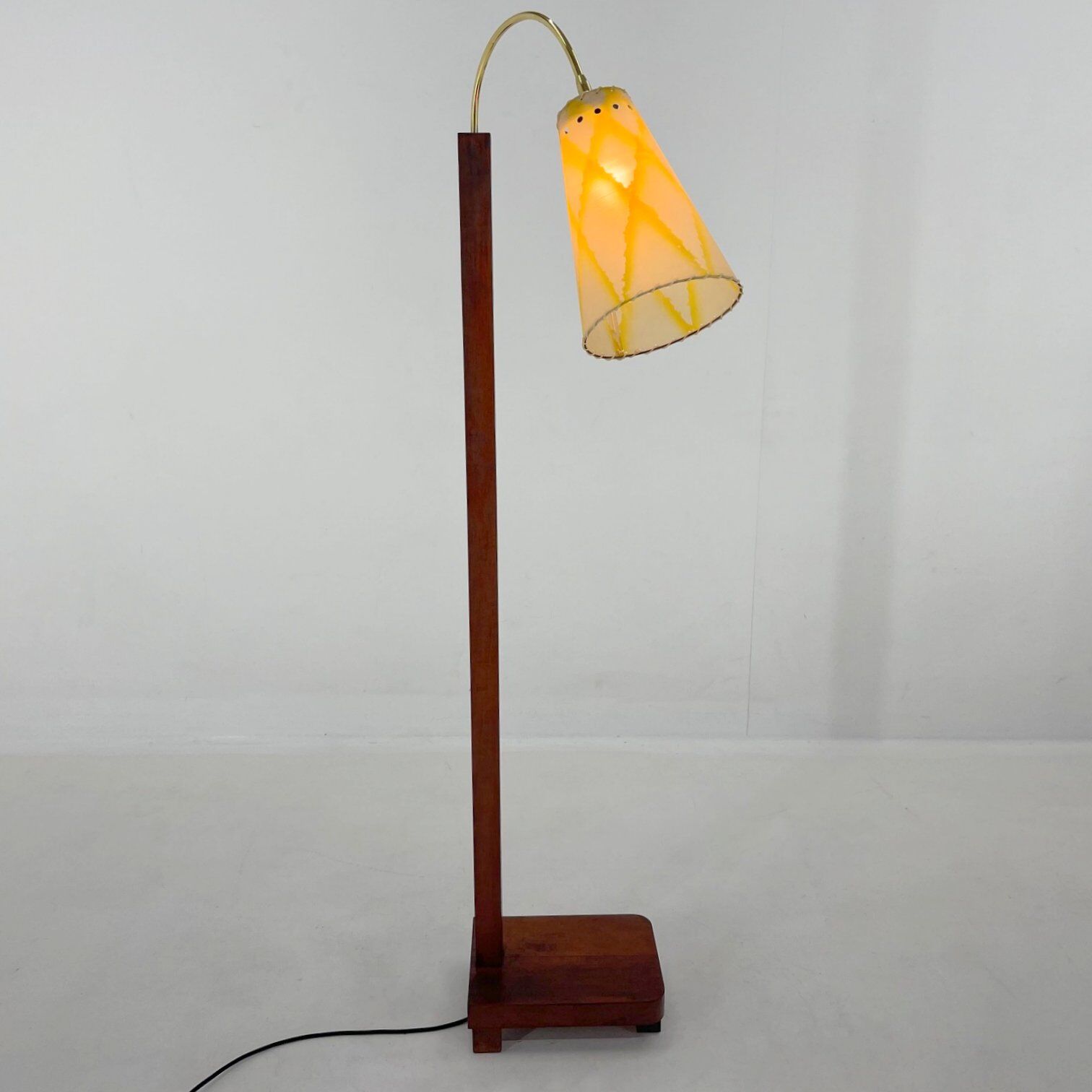 Lampadaire en bois et laiton des années 1950, Allemagne