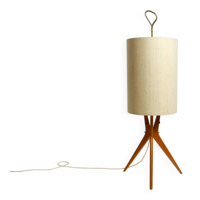 Lampadaire en noyer de style mid-century moderne avec un grand abat-jour en tissu.