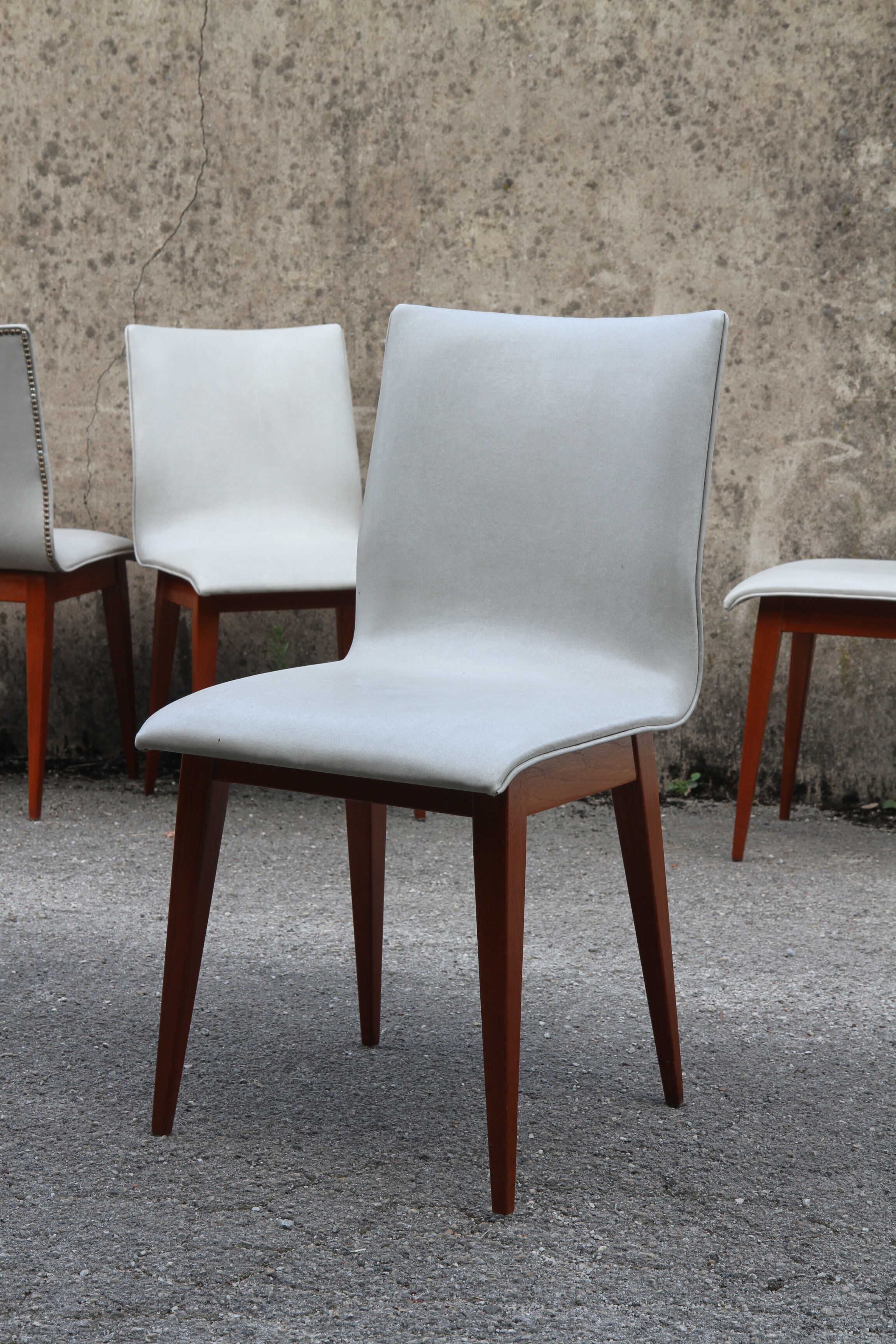 Lot de 4 chaises en simili cuir des années 1950