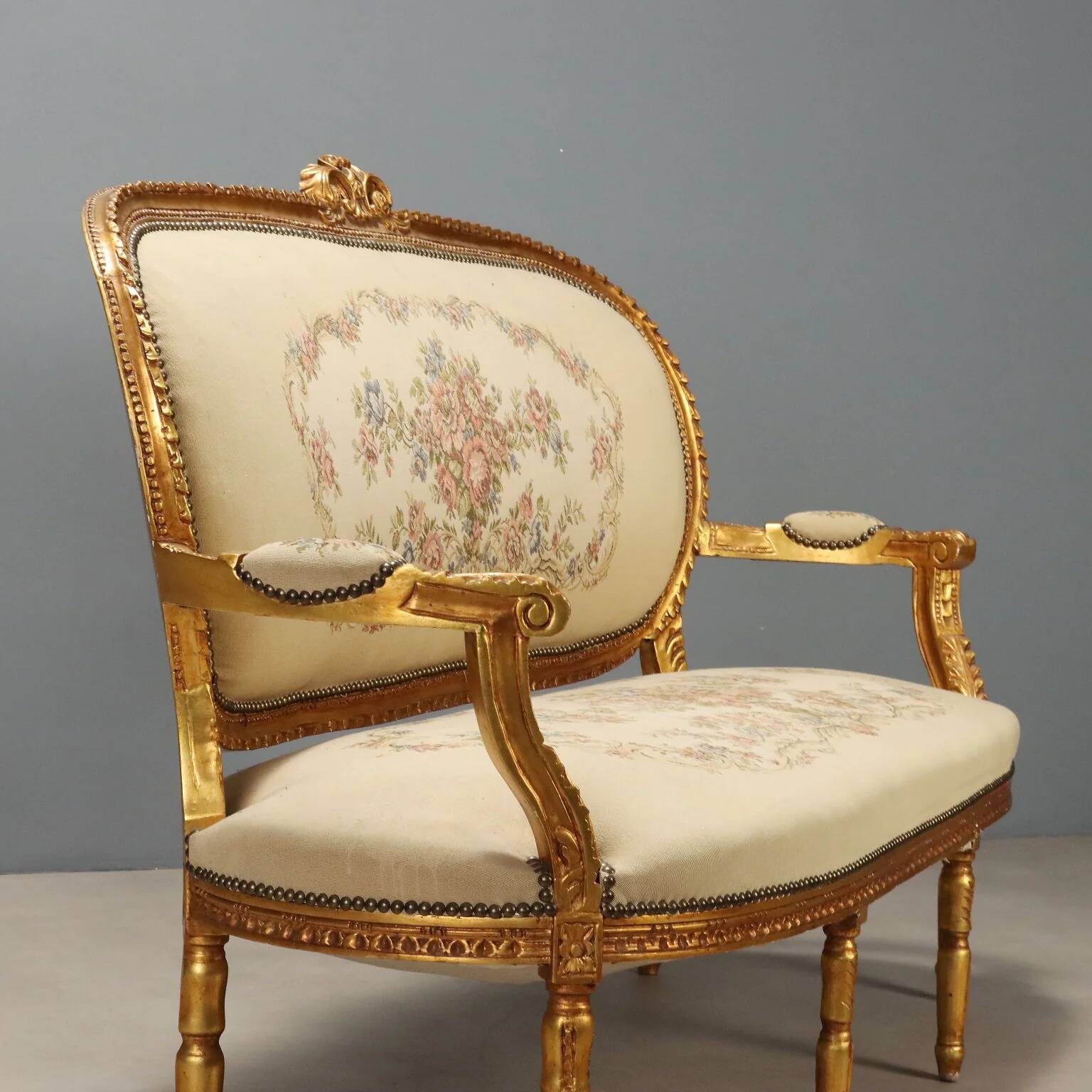 Neoclassical canapé in gilded wood