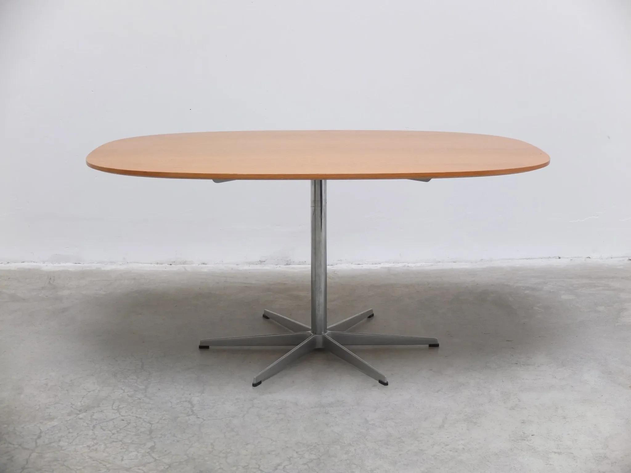 'Superellipse' pedestal table in oak by Arne Jacobsen for Fritz Hansen, 1981