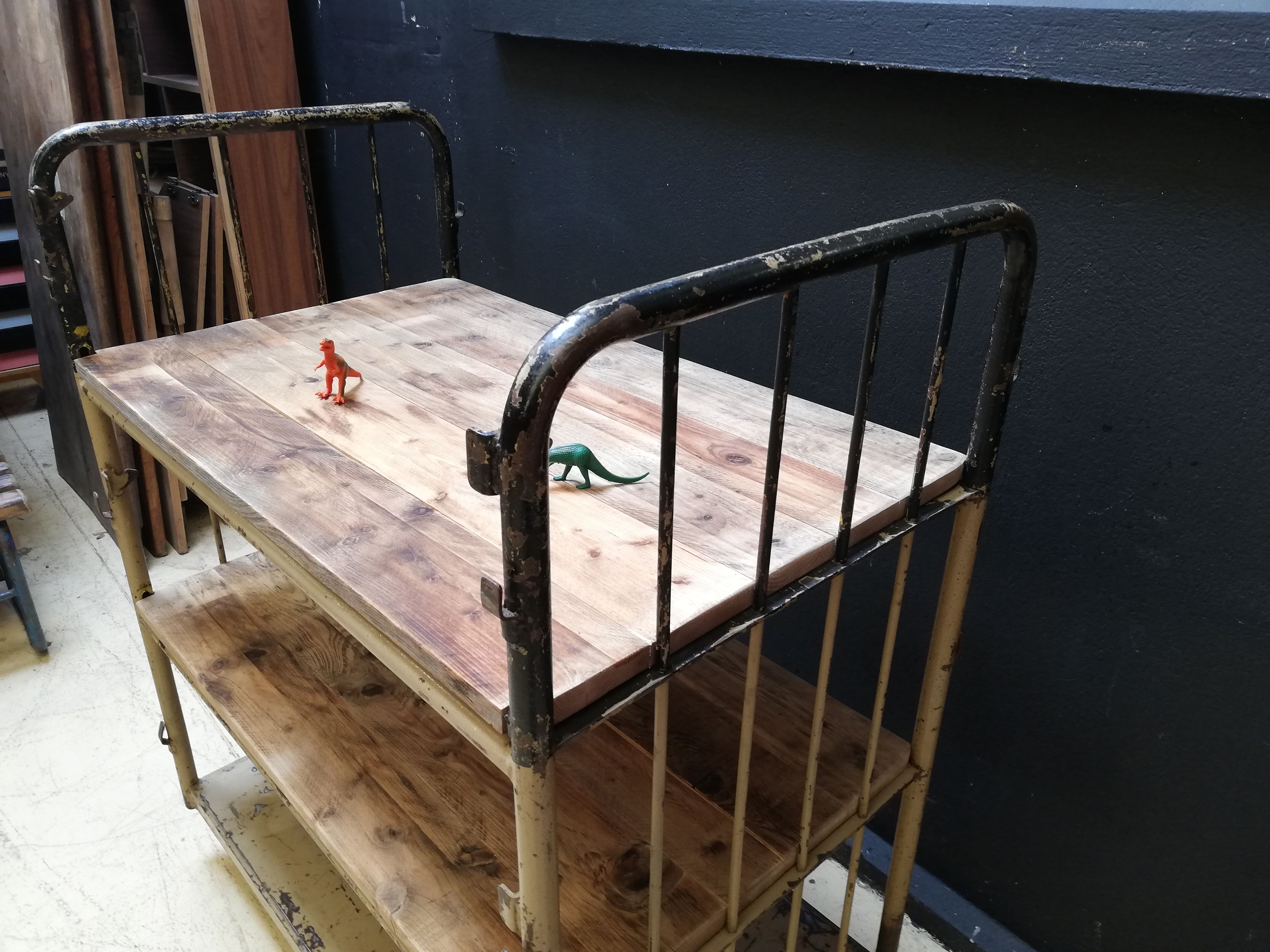 Industrial trolley, roulette shelf