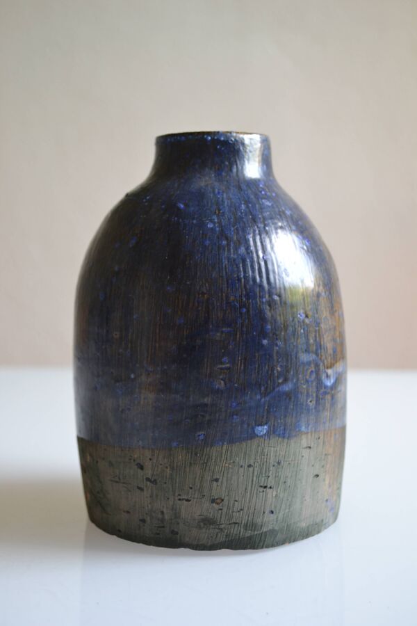 Vase bouteille en céramique signature au poisson à identifier