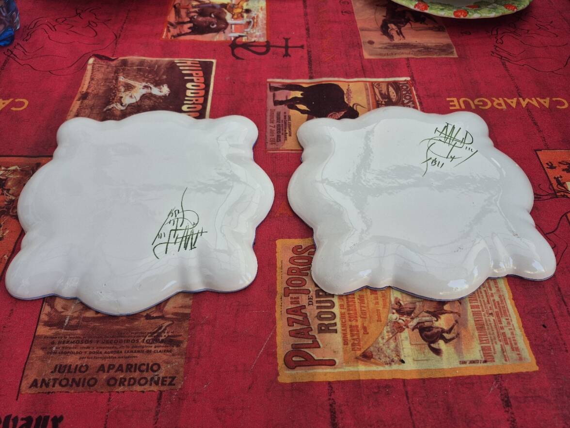 2 ceramic plates