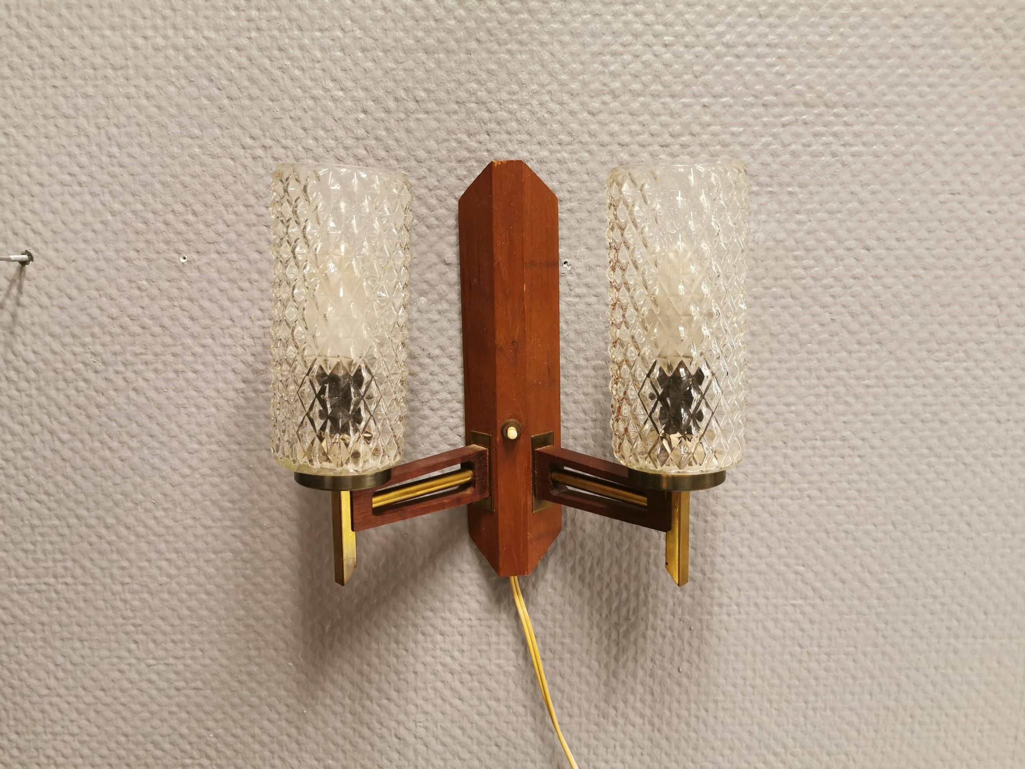Applique danoise double en teck, laiton et verre cristal.