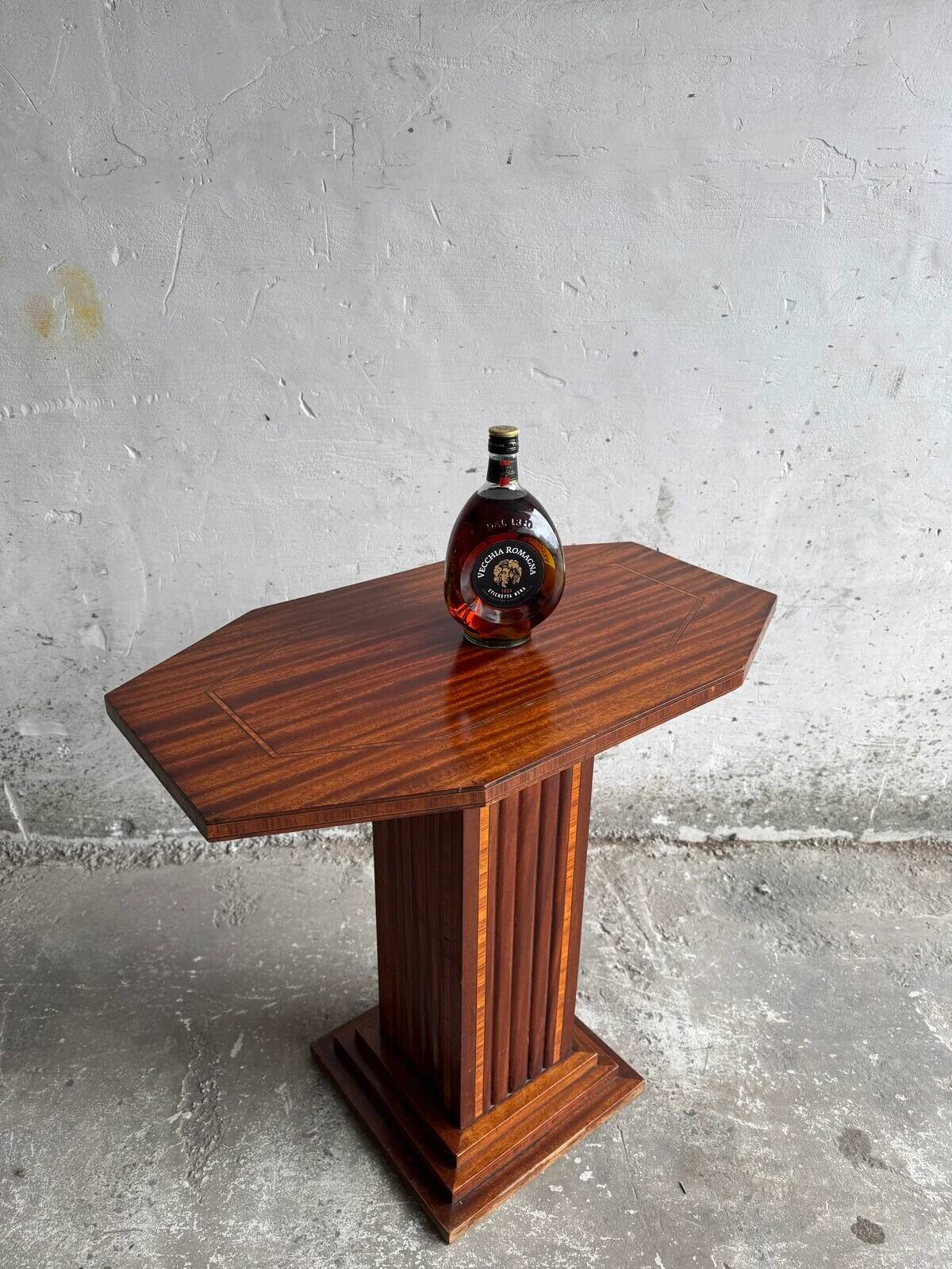 Interbellum side table with pronounced wood grain
