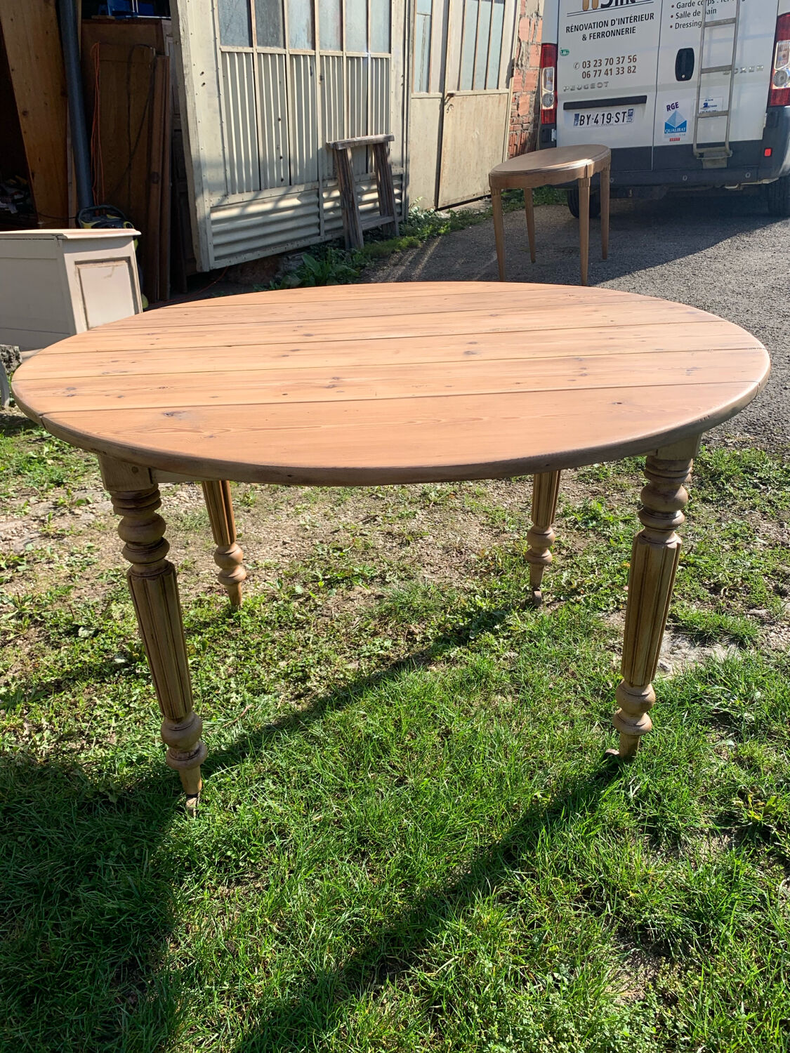 Folding round table