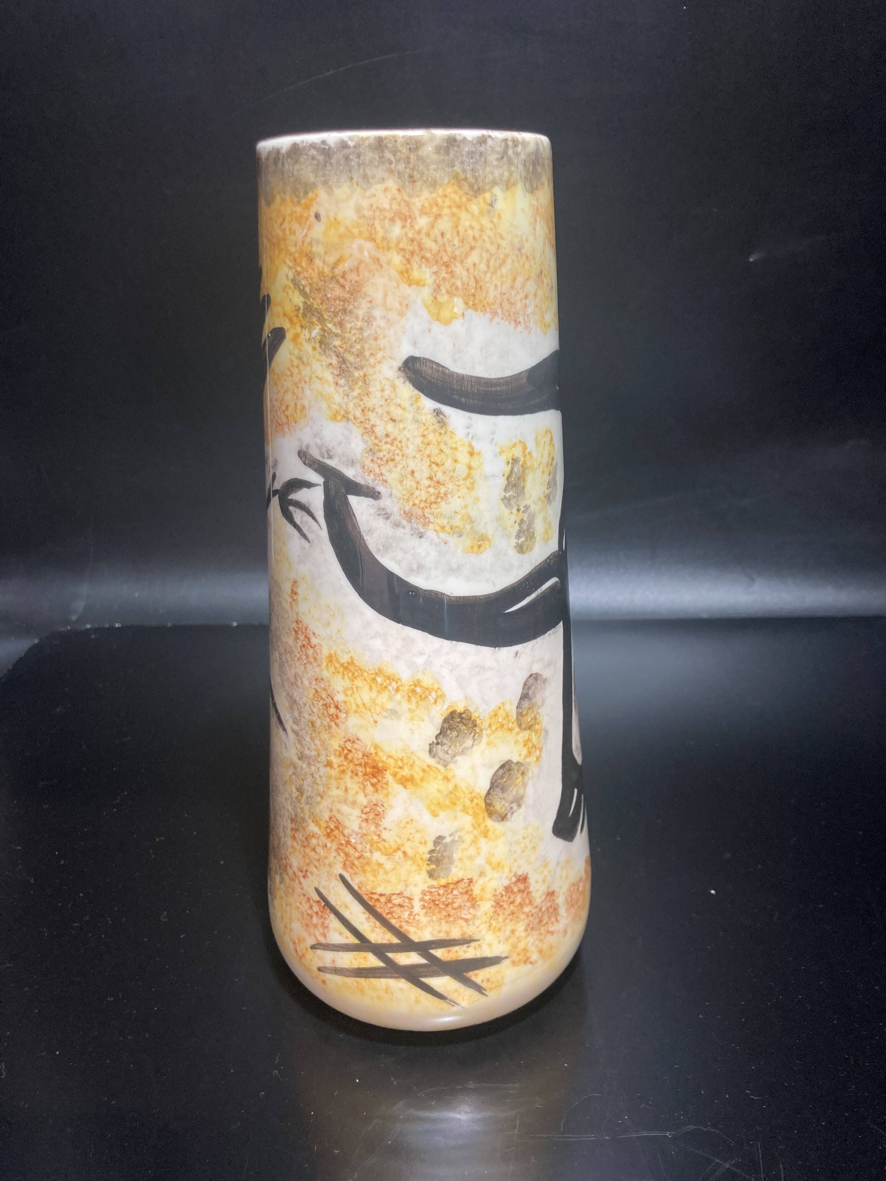 Ceramic vase annotated "lebabel jablat"