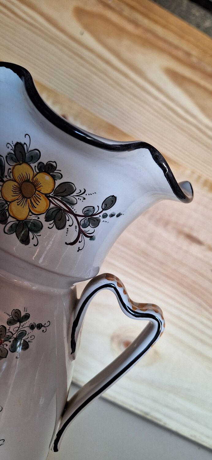 Italian earthenware vase