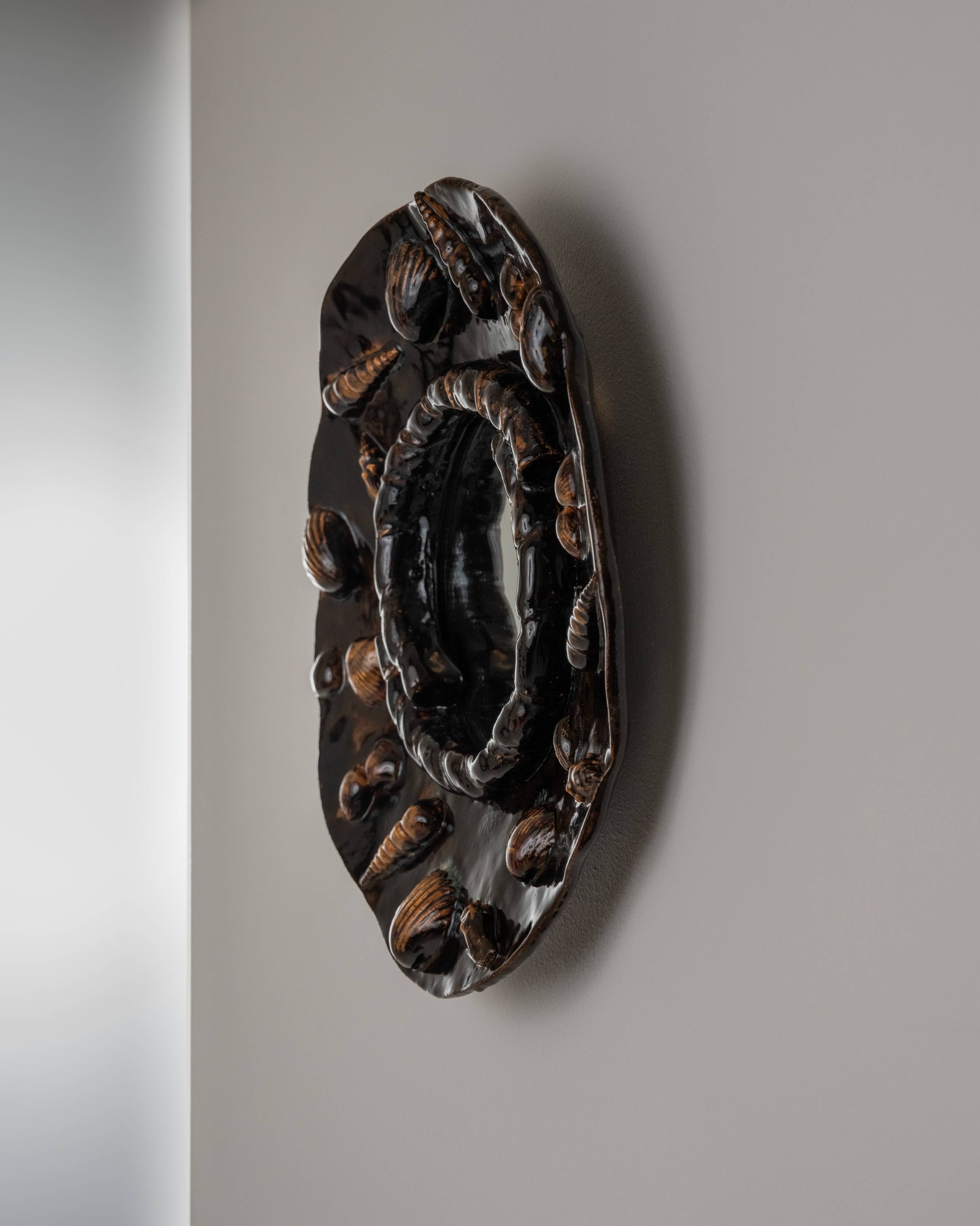 Miroir aux coquillages en grès émaillé