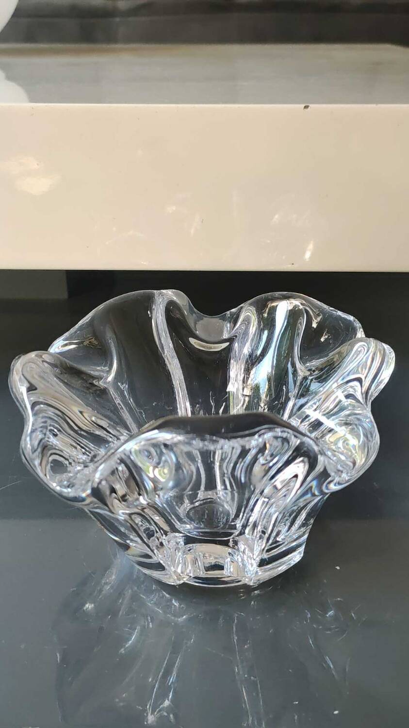 Empty Pocket/Organic floral shape ashtray/Corolla in transparent crystal. Baccarat style