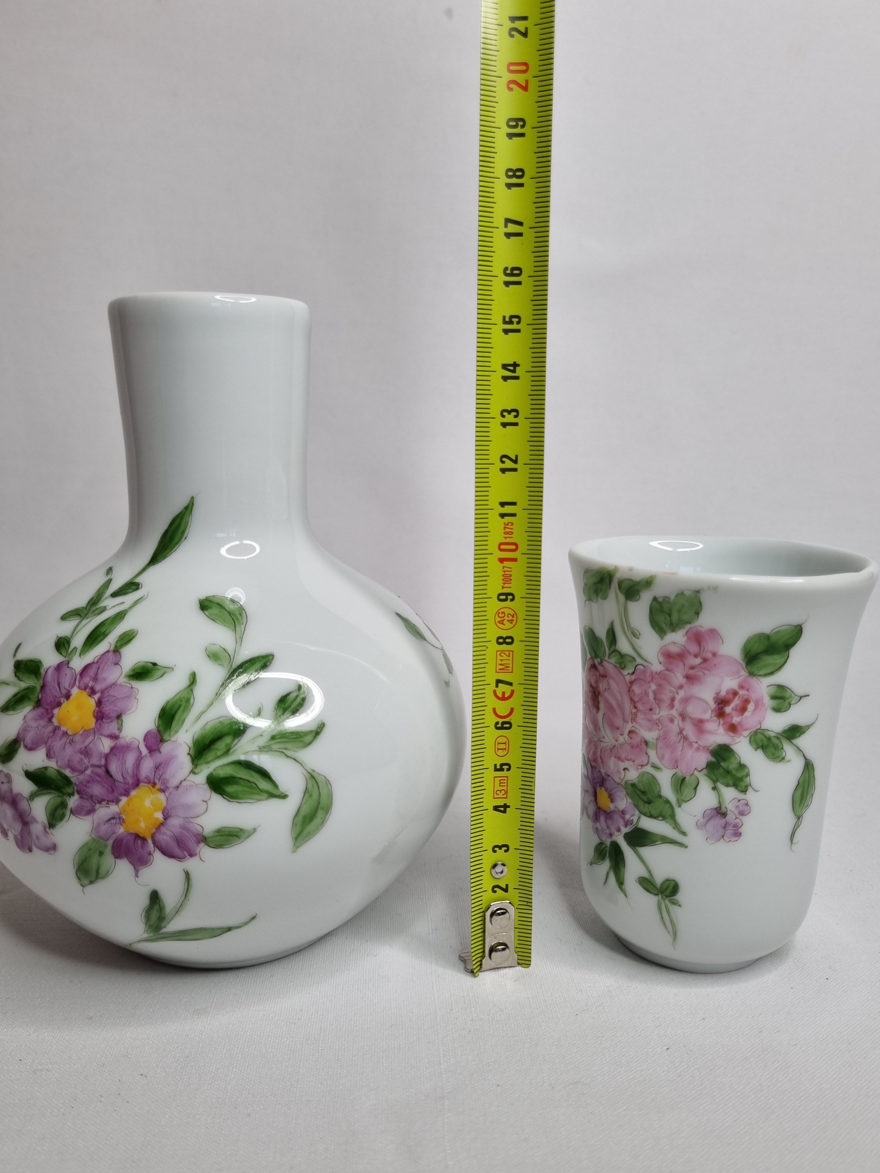 Ensemble pichet et gobelet en porcelaine décorés à la main
