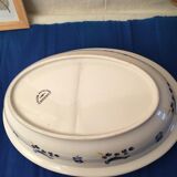 Deep dish with central handle in white porcelain. Blue Chicken Patterns.