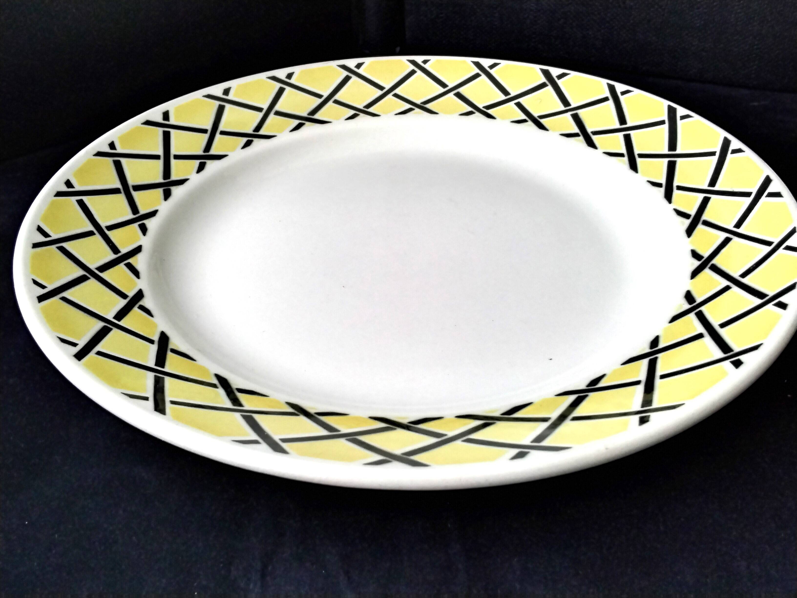 Plat rond semi-creux en faïence de Badonviller