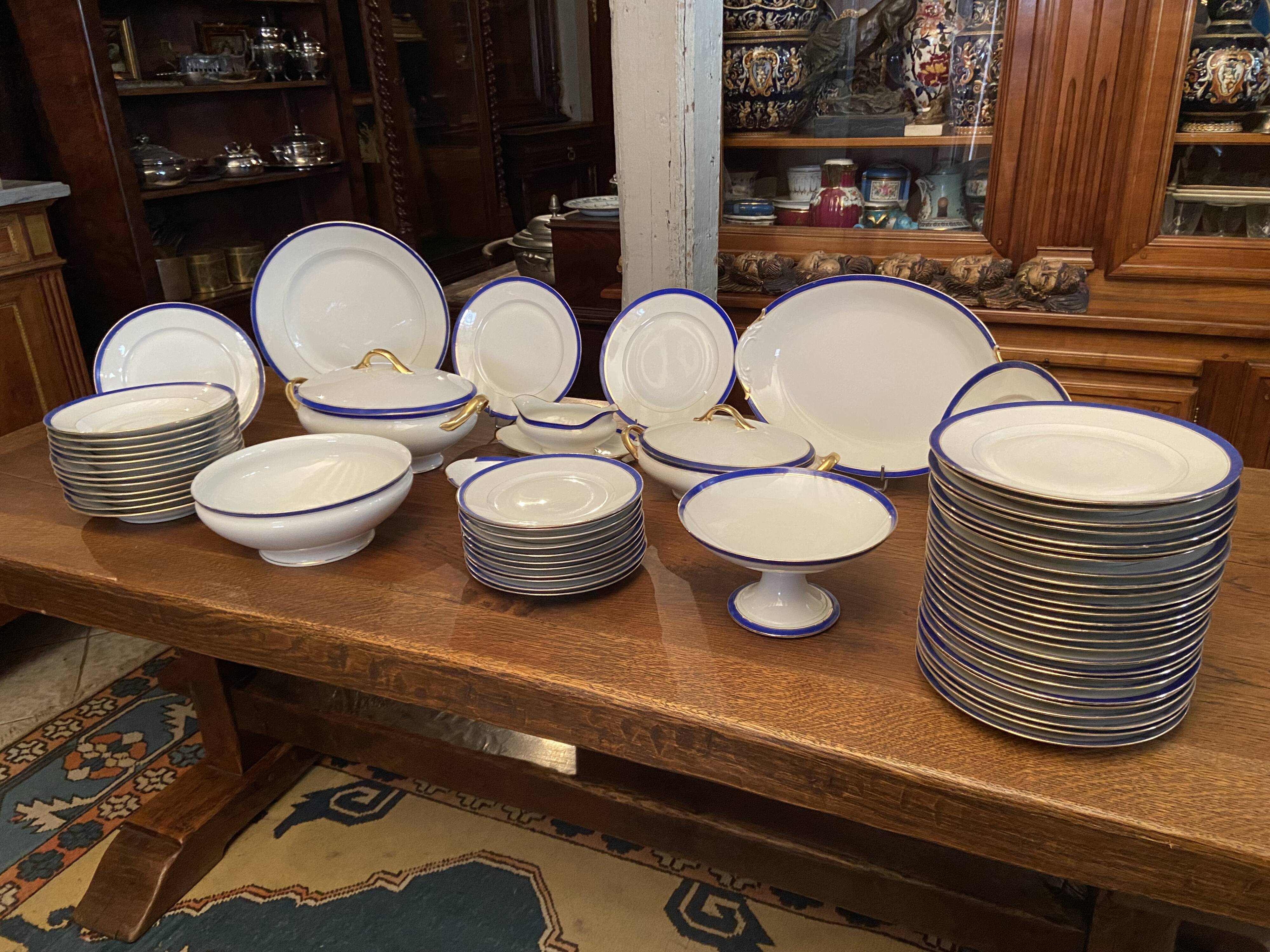 Service de table en porcelaine de Limoges à bandeau bleu sur fond blanc et or