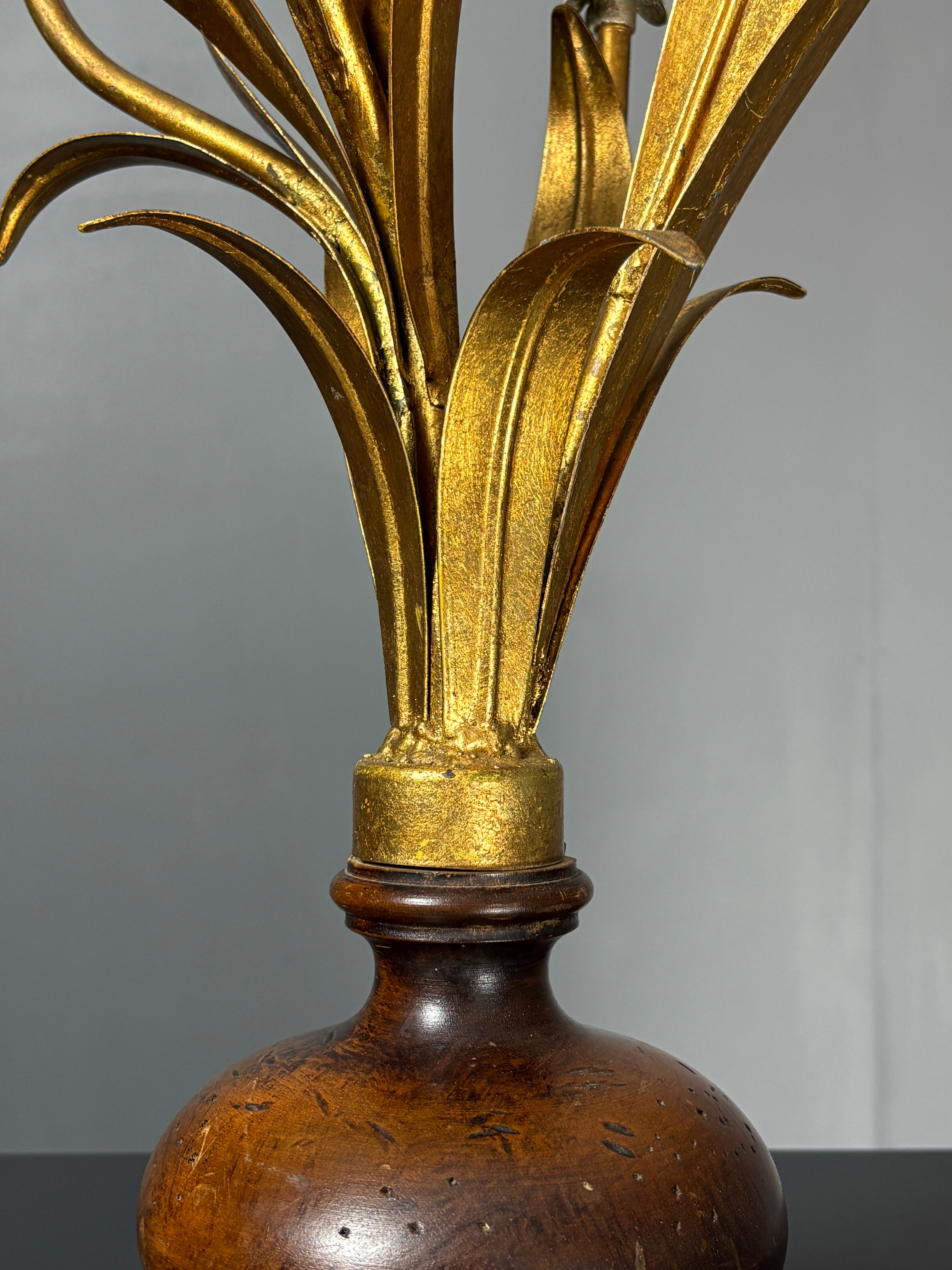 Midcentury Hollywood Regency Florentine gilt metal flower table lamp, 60s.