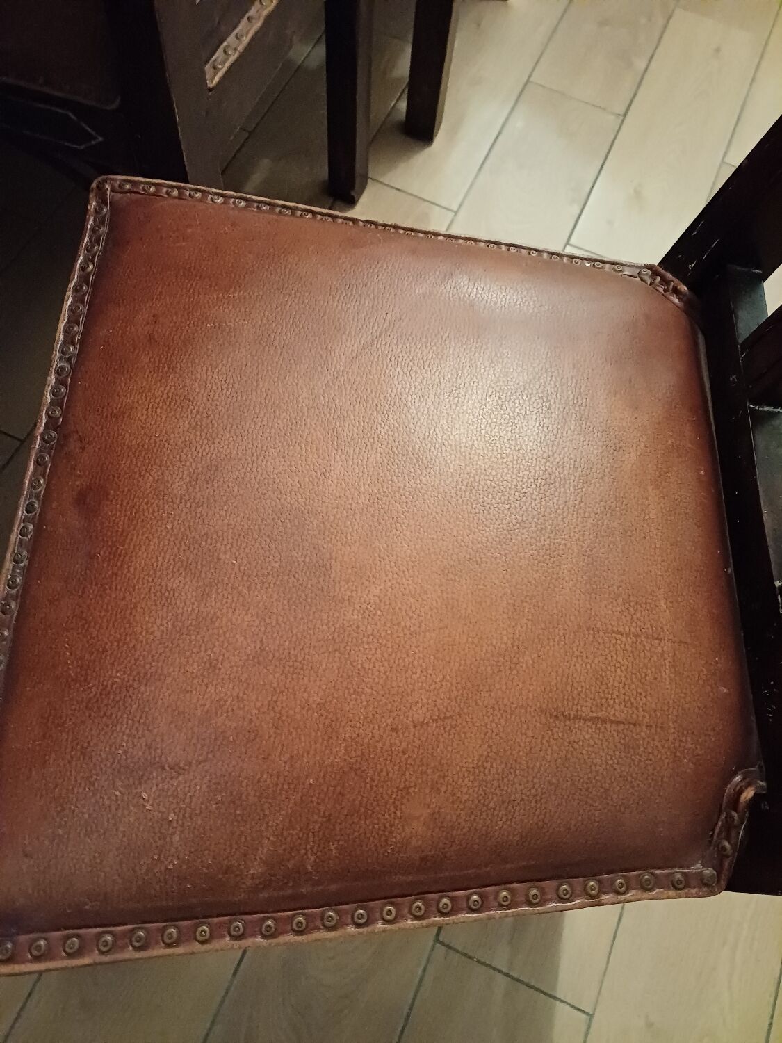 Table à manger hayrake style art nouveau et six chaises assises cuir d