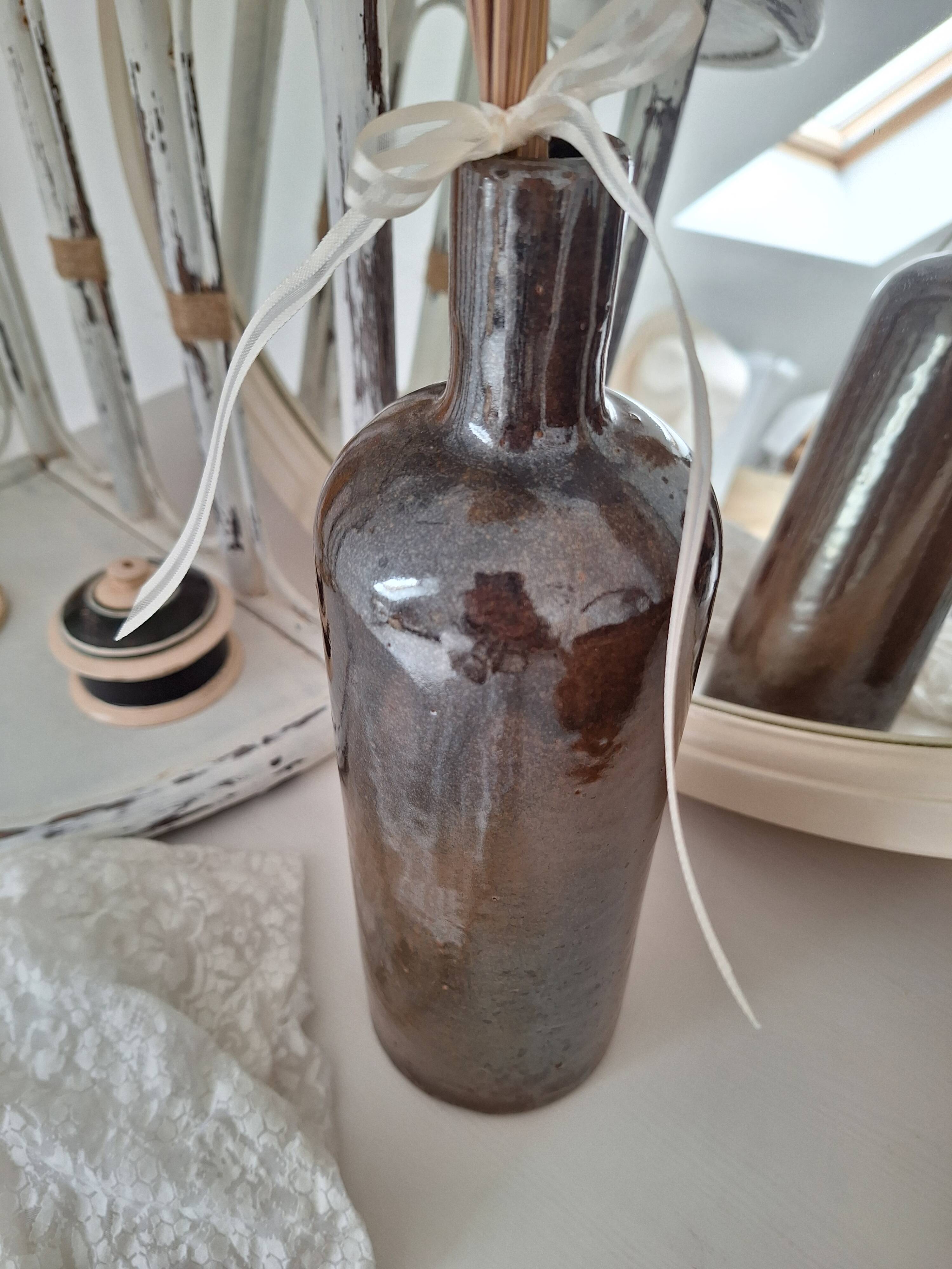 Bouteille en grès marron foncé vintage