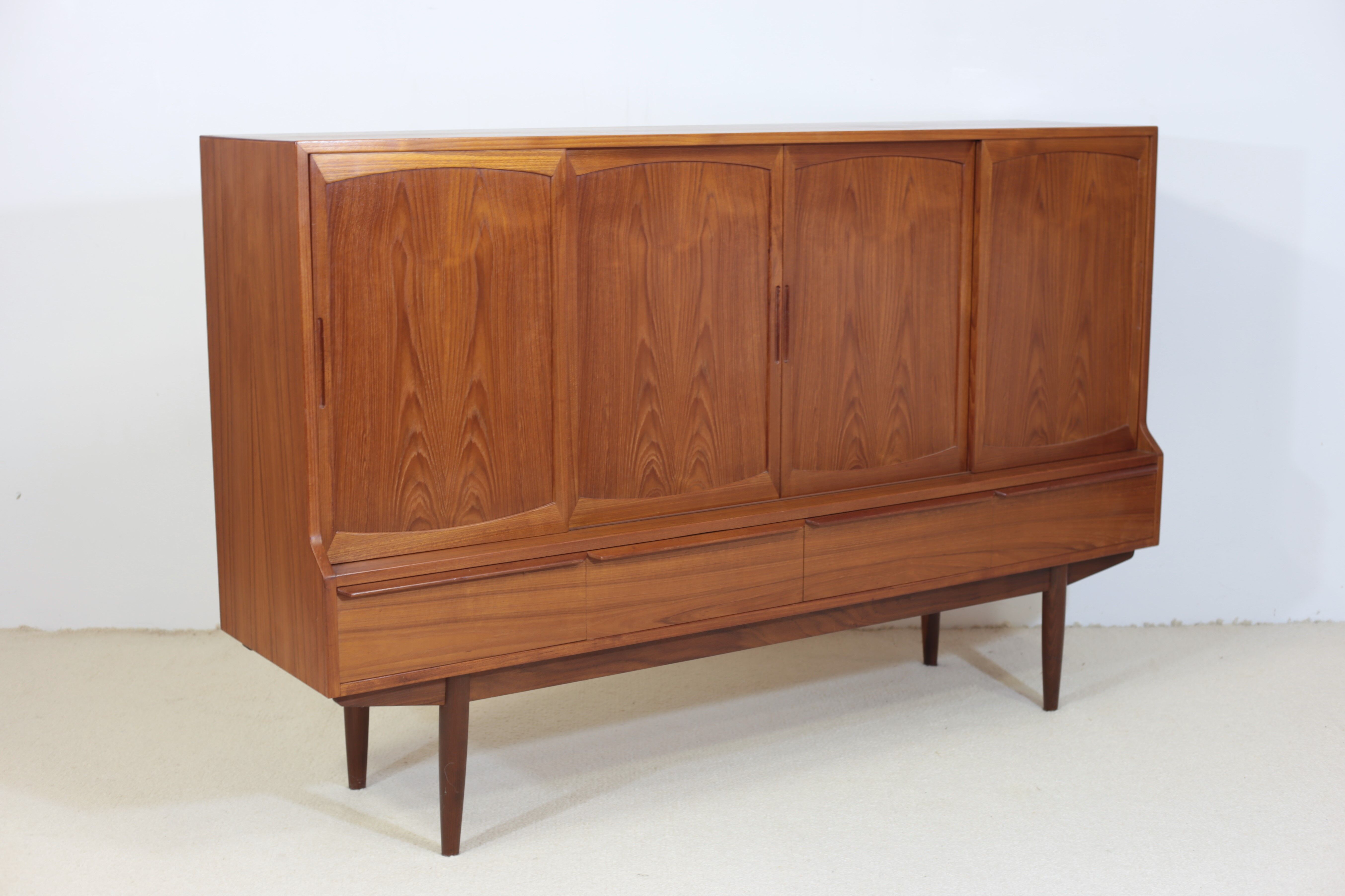 Henning Kjaernulf high sideboard