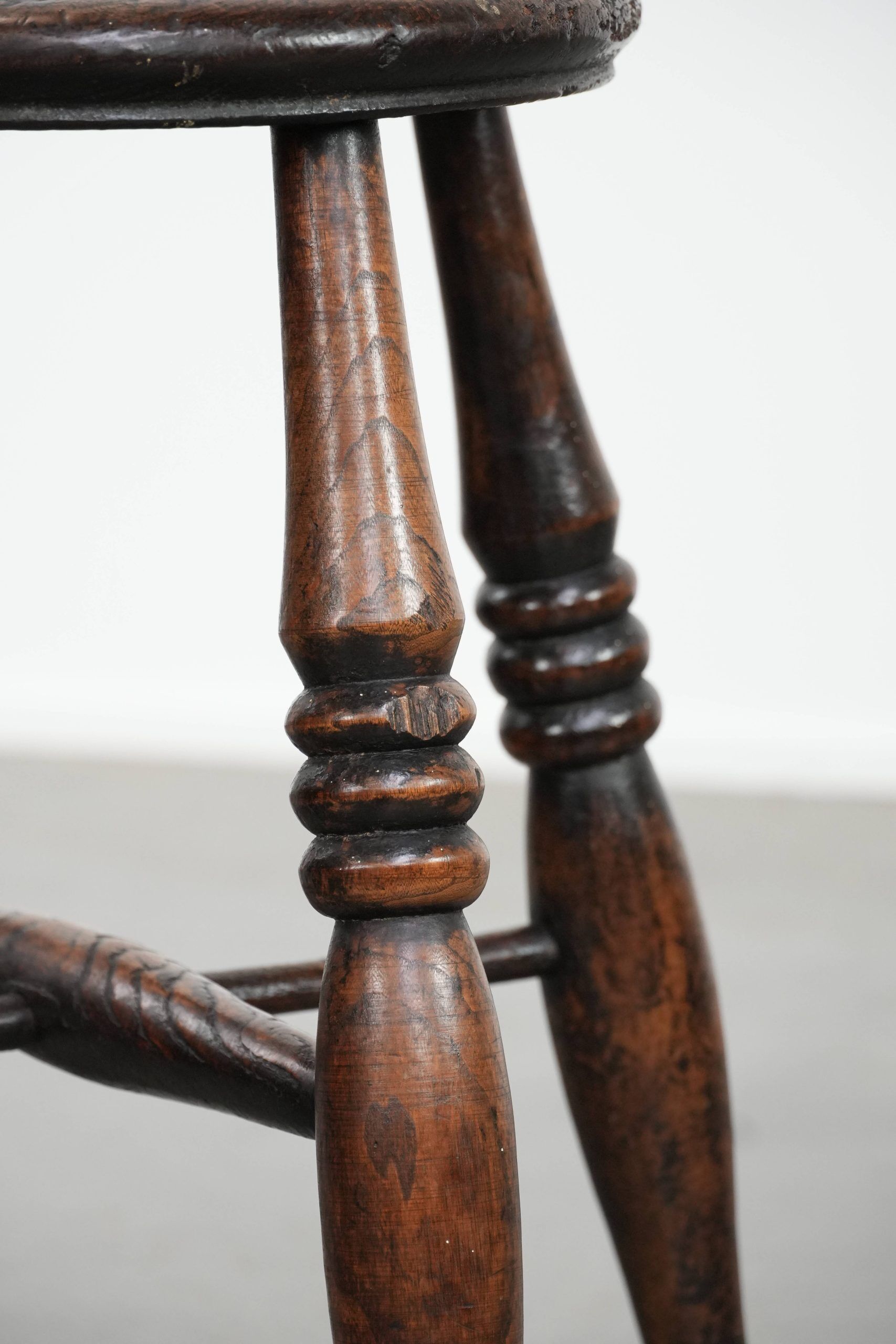 Tabouret Windsor anglais ancien du XVIIIe siècle avec une superbe patine.