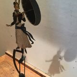 Femme au parapluie en métal, pendulaire