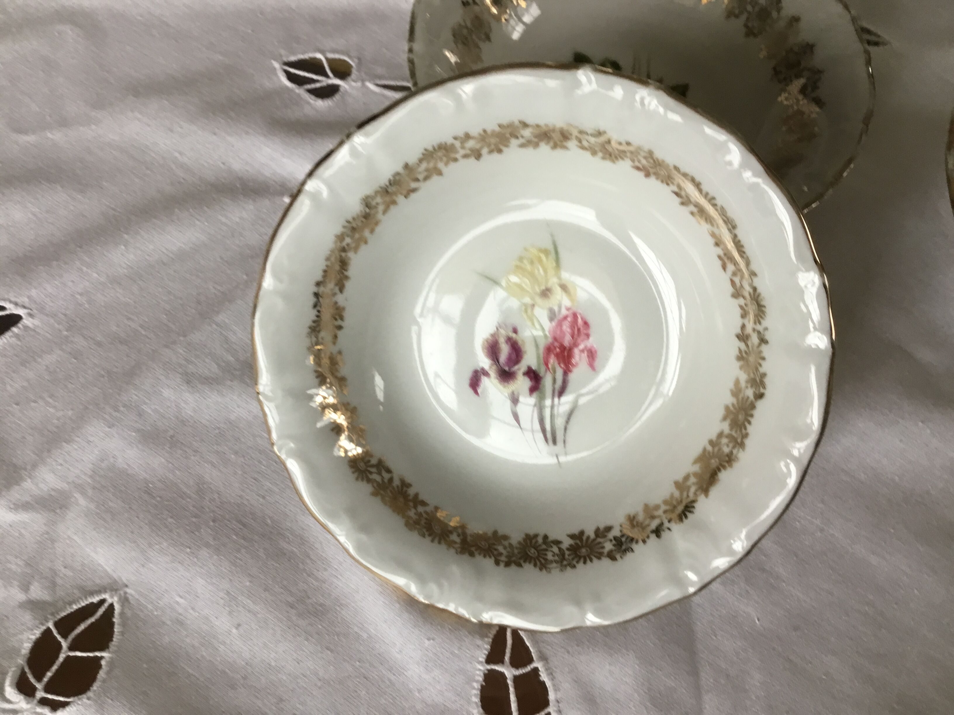 Lot de 8 coupelles porcelaine, décors fleurs et dorés