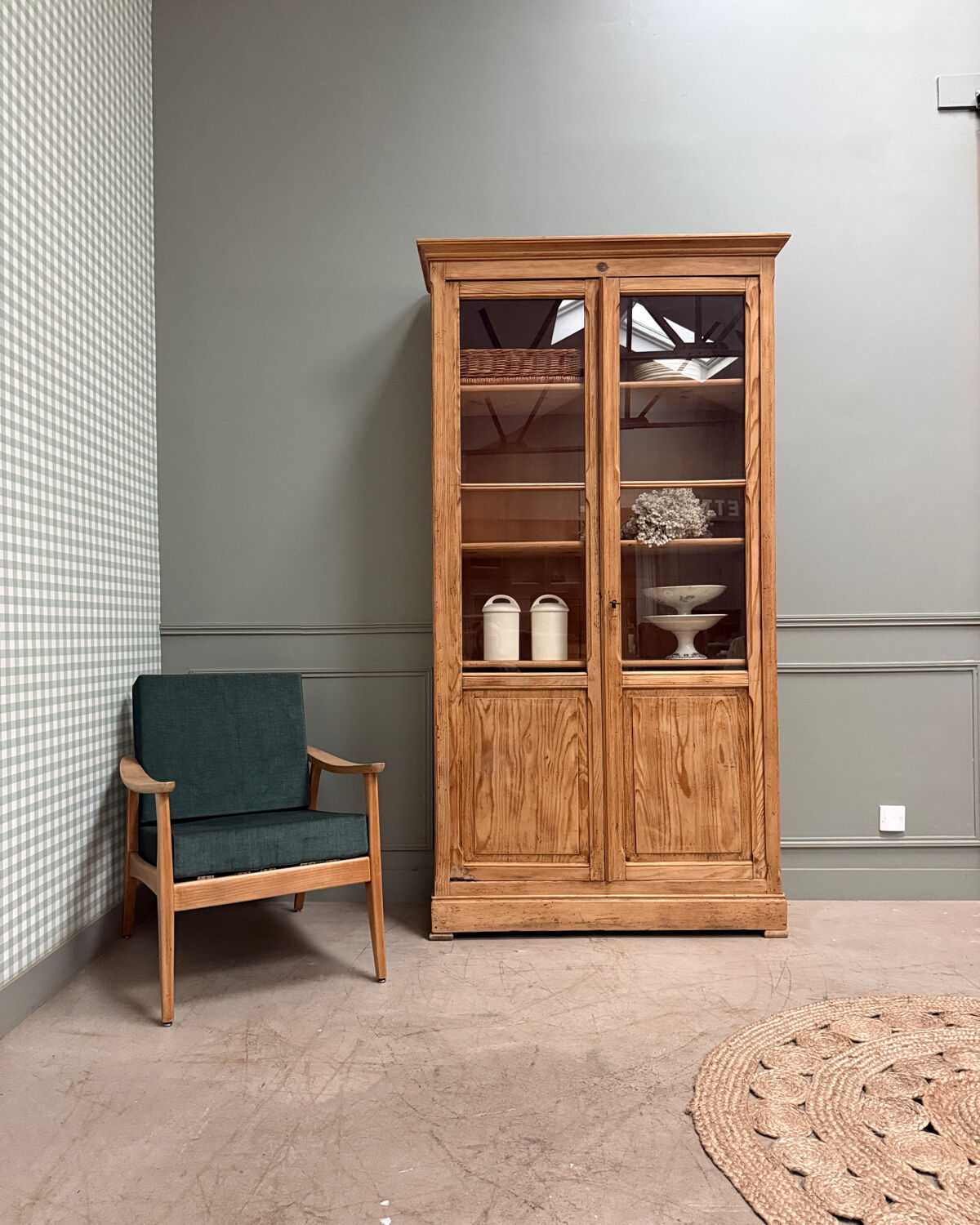 Vintage Delagrave display cabinet (renovated)