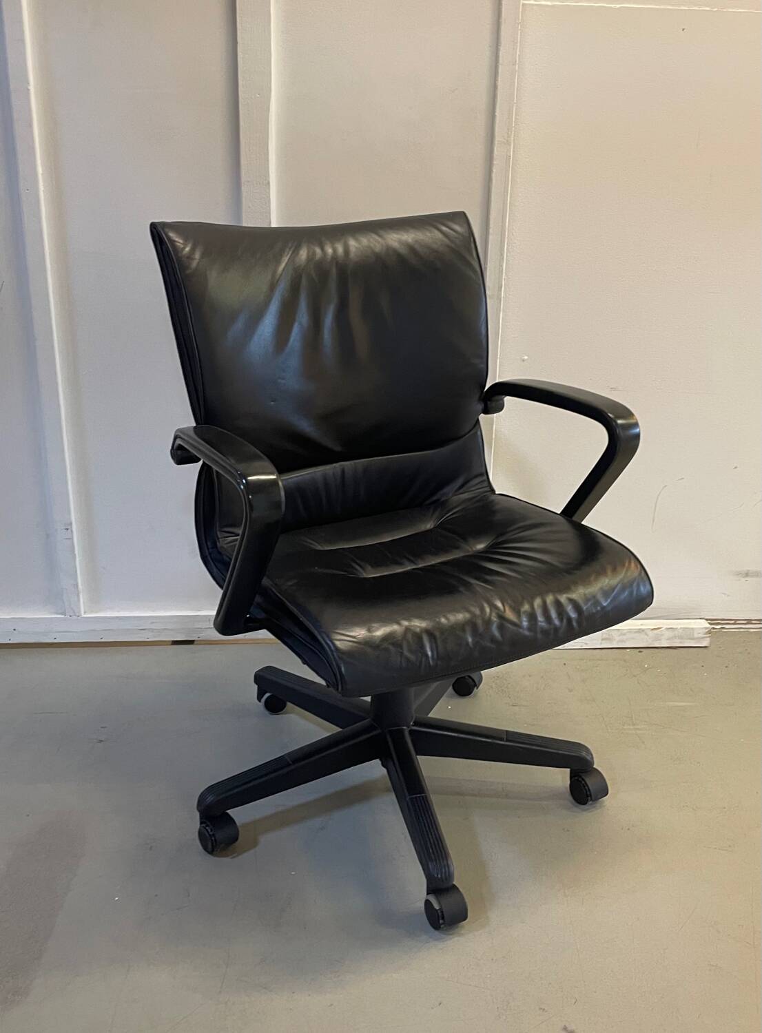 Black leather office chair Model "Qualis" by Emilio Ambasz for Tecno, 1991