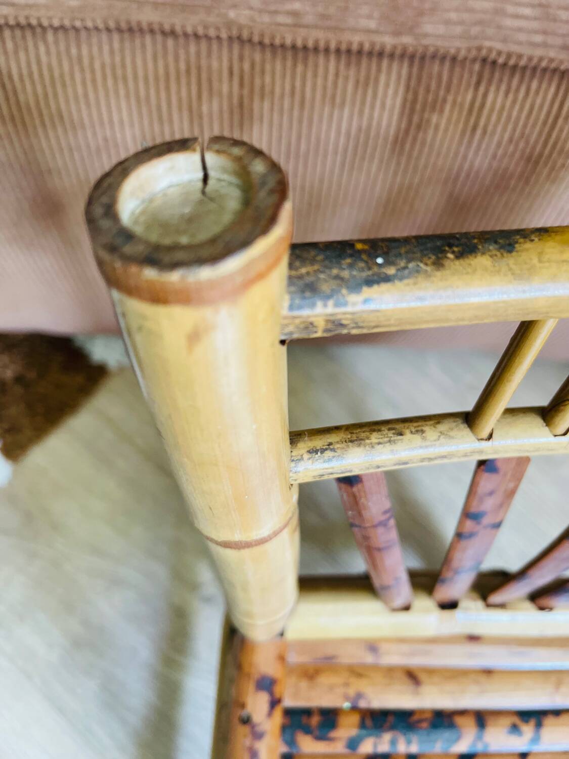 Petite chaise en bambou flammé