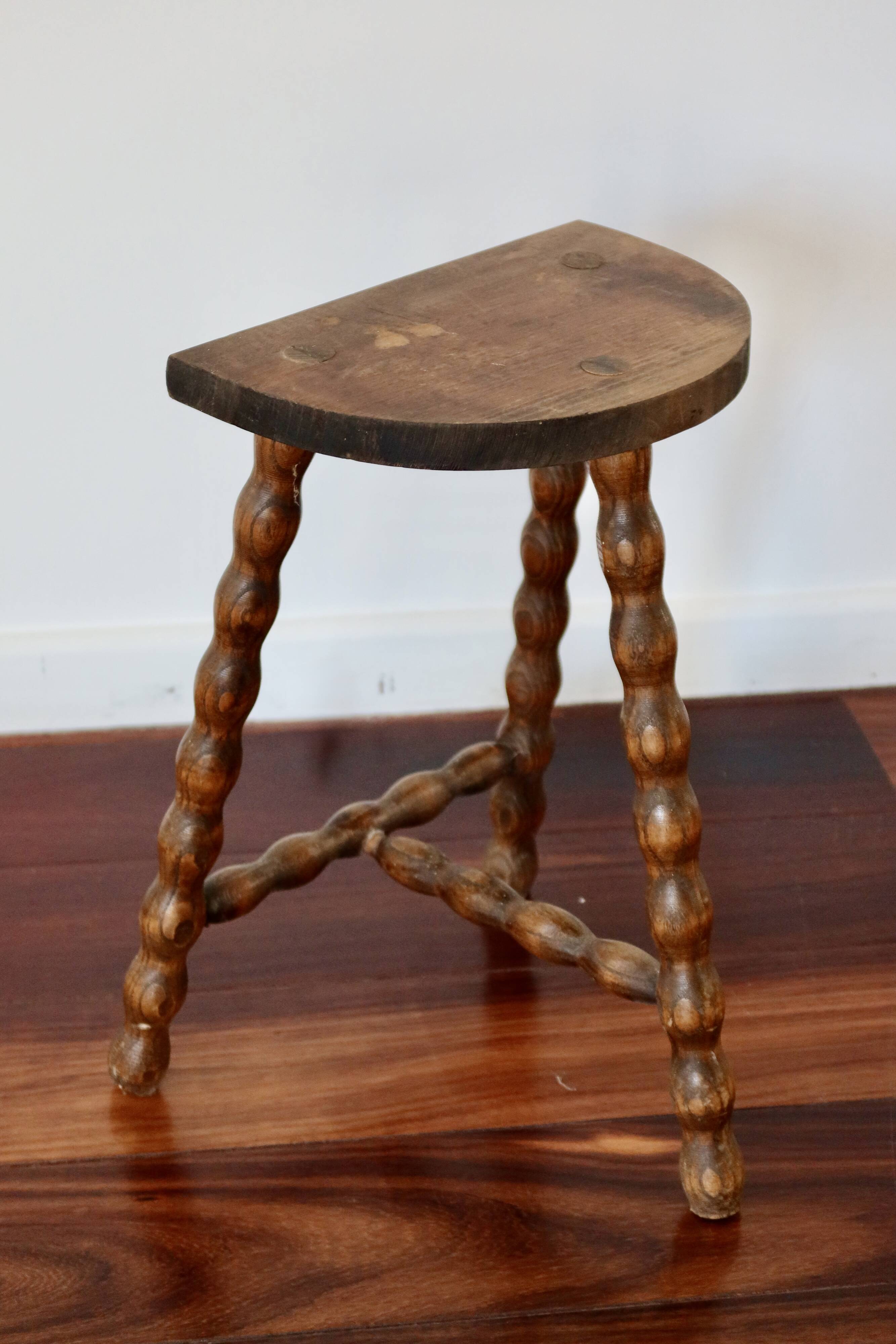 Tabouret ancien tripode en bois tourné