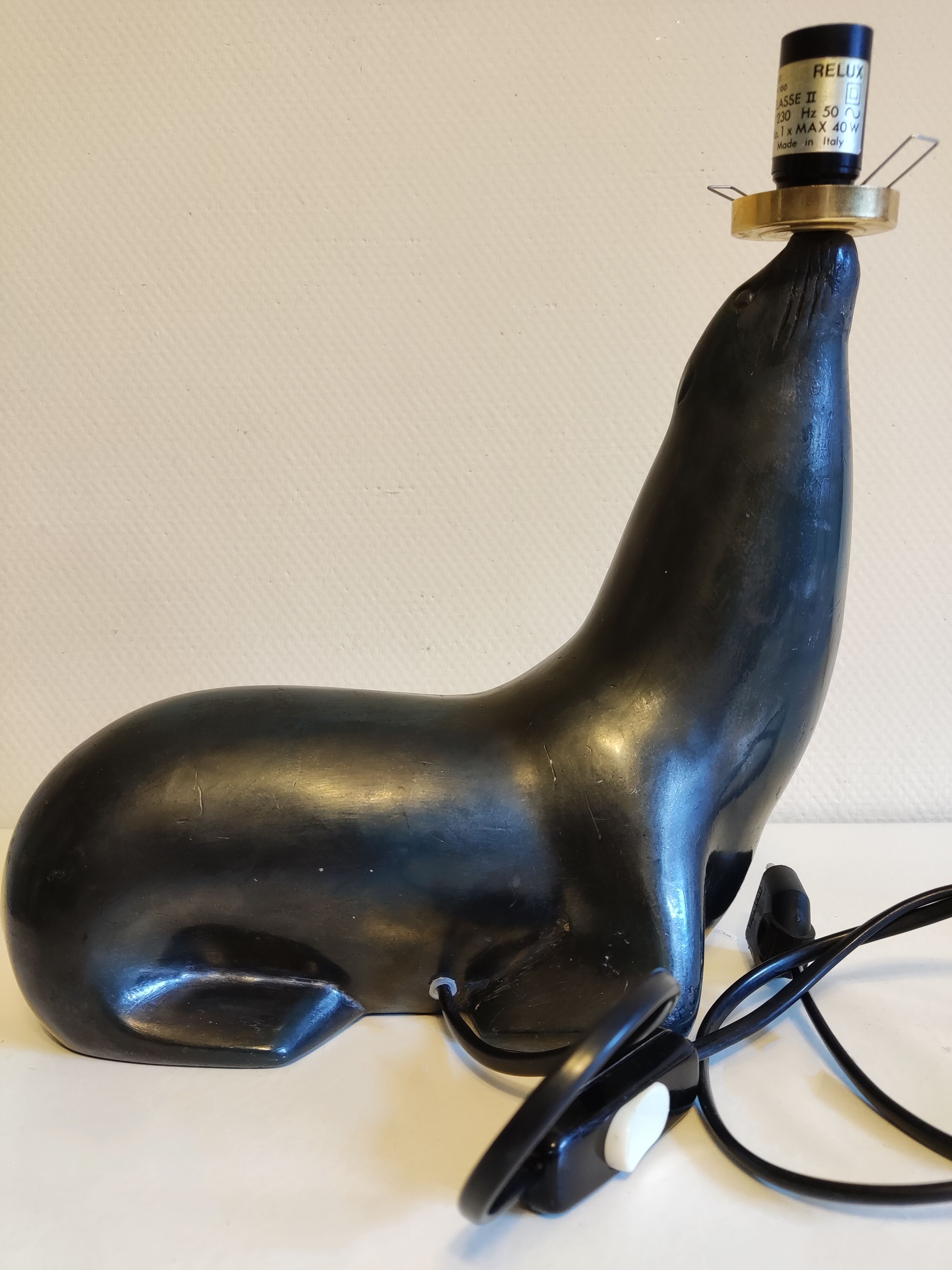 Lampe otarie noire irisée bleue en terre cuite