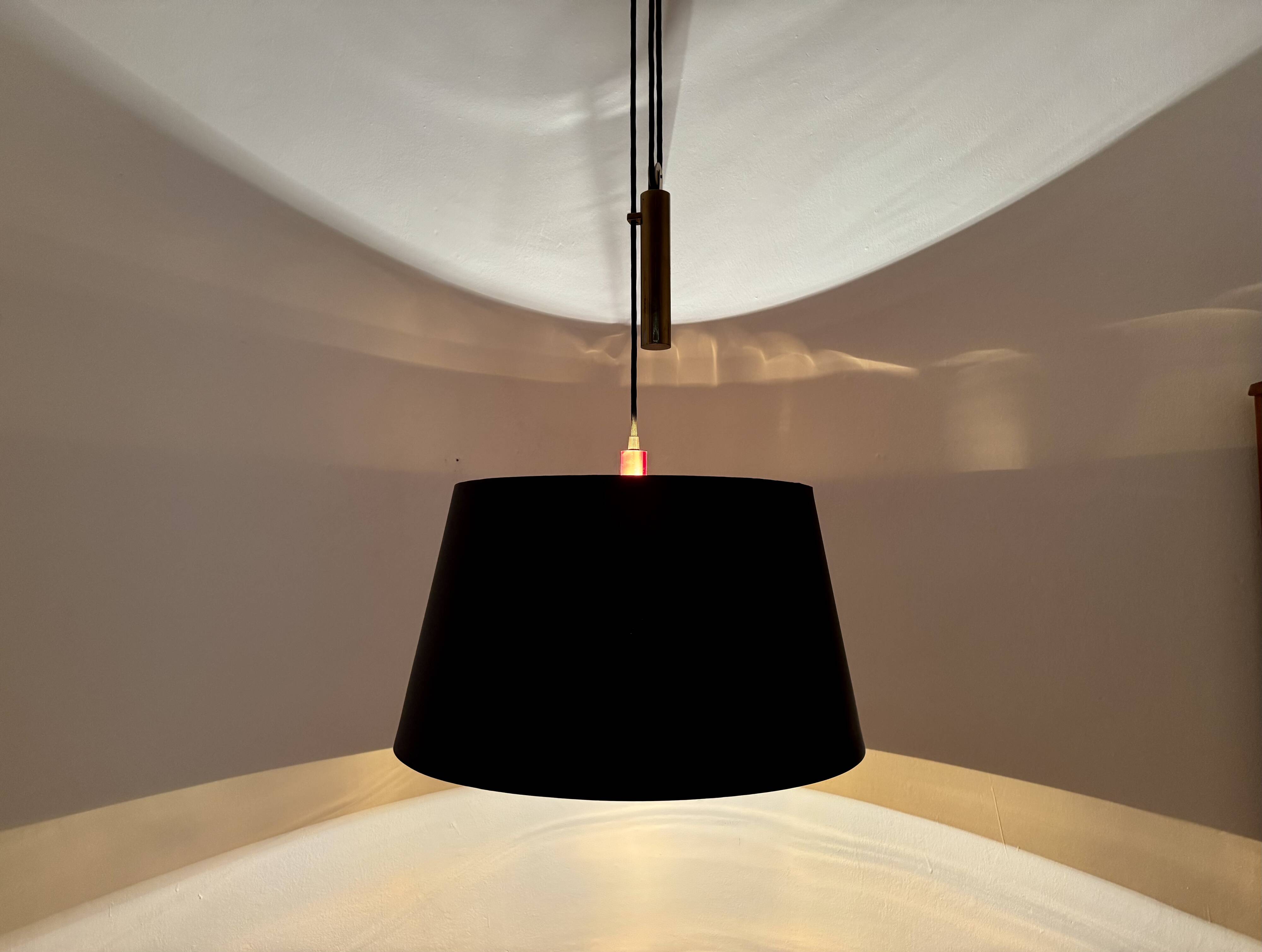 Adjustable Pendant Lamp with Counterweight