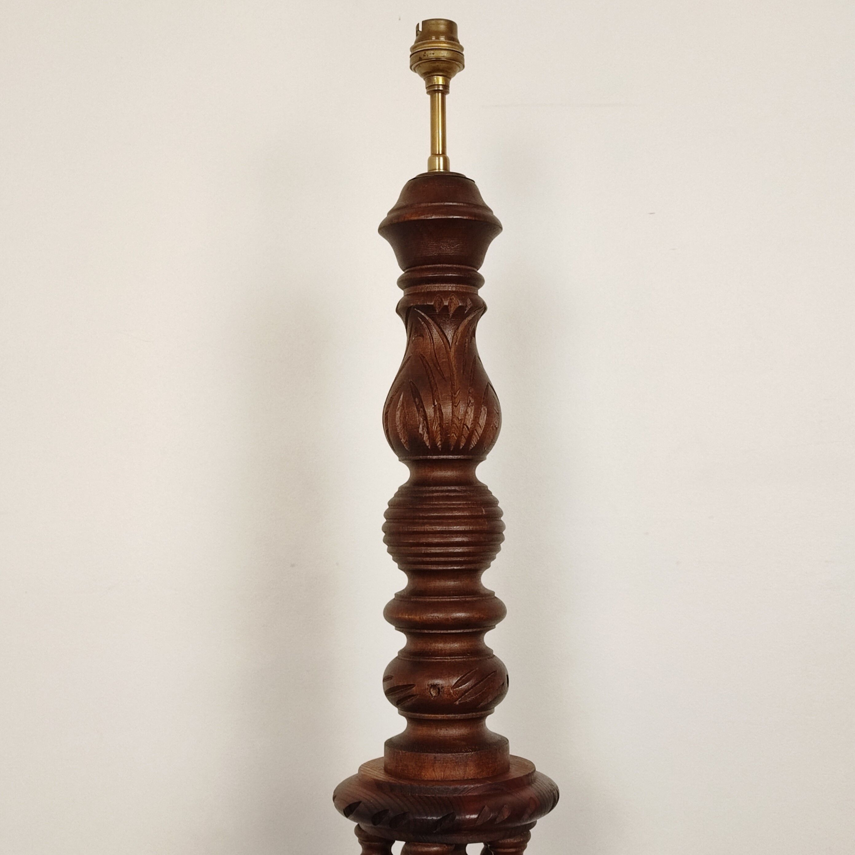 Lampadaire en bois tourné vintage