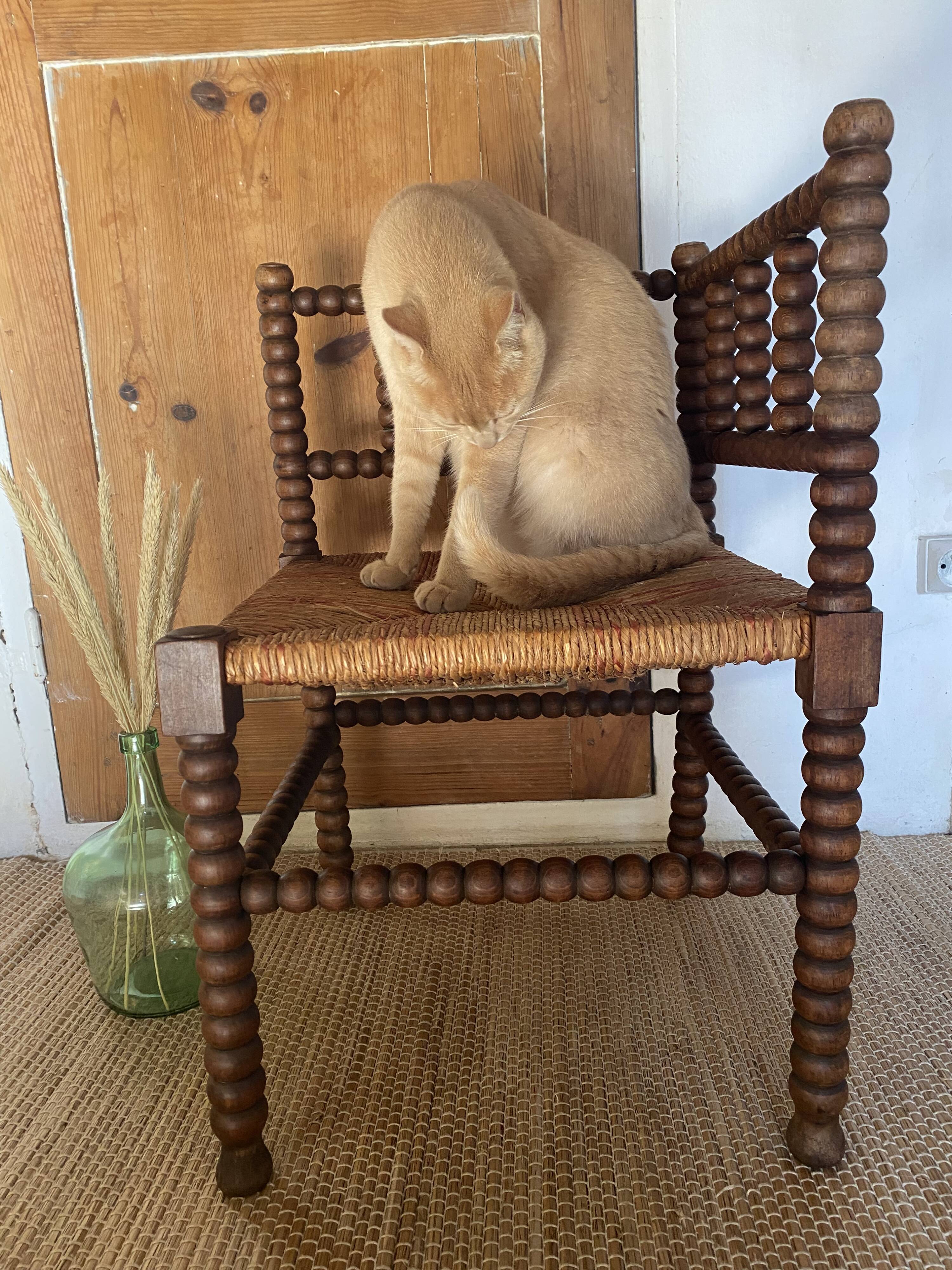 Corner chair made of wood and straw