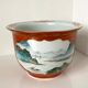 Jardinière chinoise ou cache-pot en porcelaine de Chine à décor de paysages sur fond corail et doré