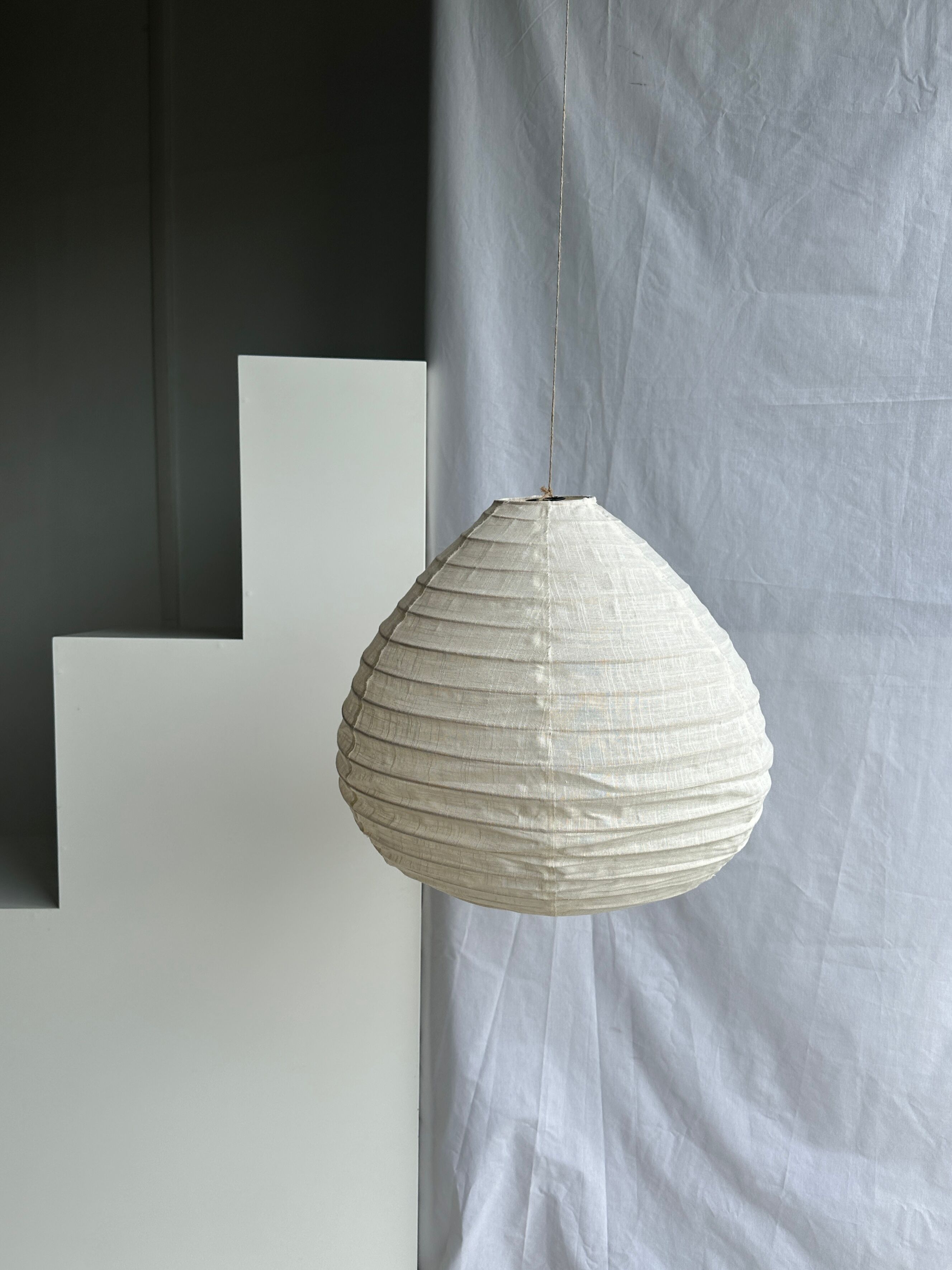 Suspension in rattan and natural japanese linen in the shape of a drop