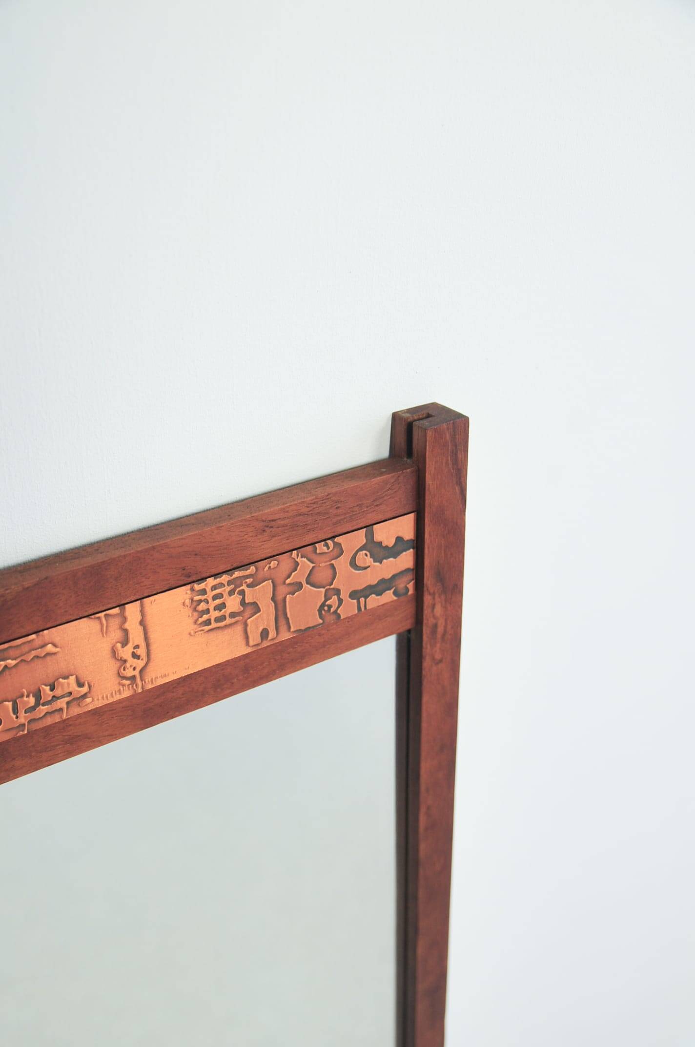 Miroir en teck avec bande en relief en cuivre