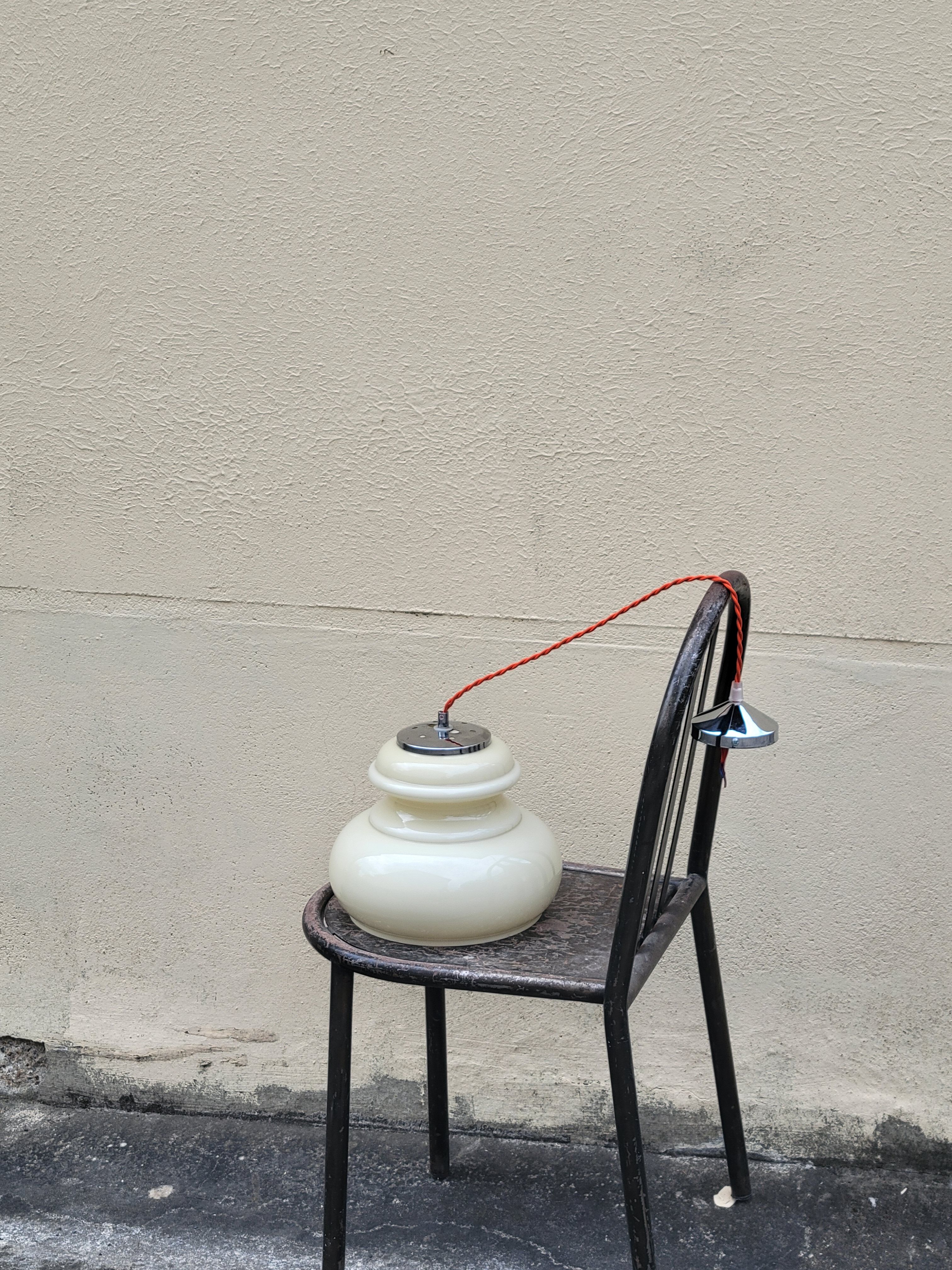 Space age suspension in opaline