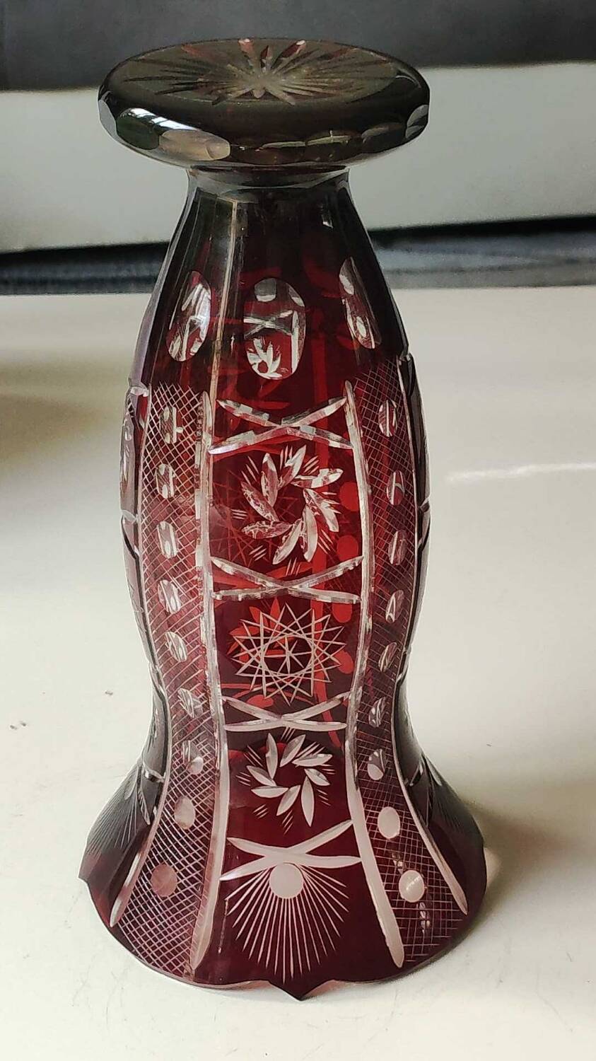 Large vase in hand-cut Bohemian crystal. Deep ruby red. Roemer style. Dim 29 x 14.5 cm
