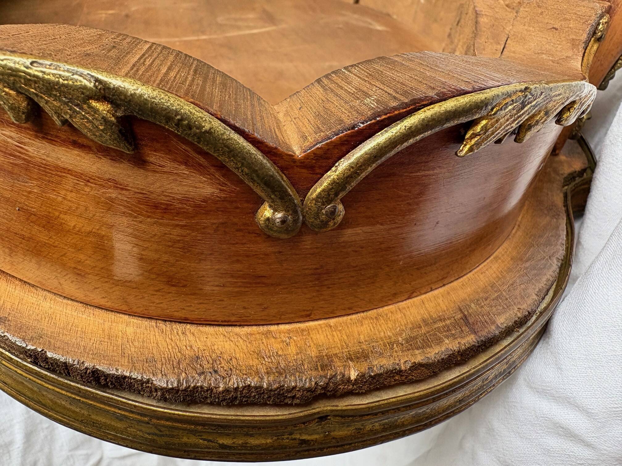 Guéridon ancien Louis XV – marbre rosé et laiton doré – fin XIXᵉ siècle