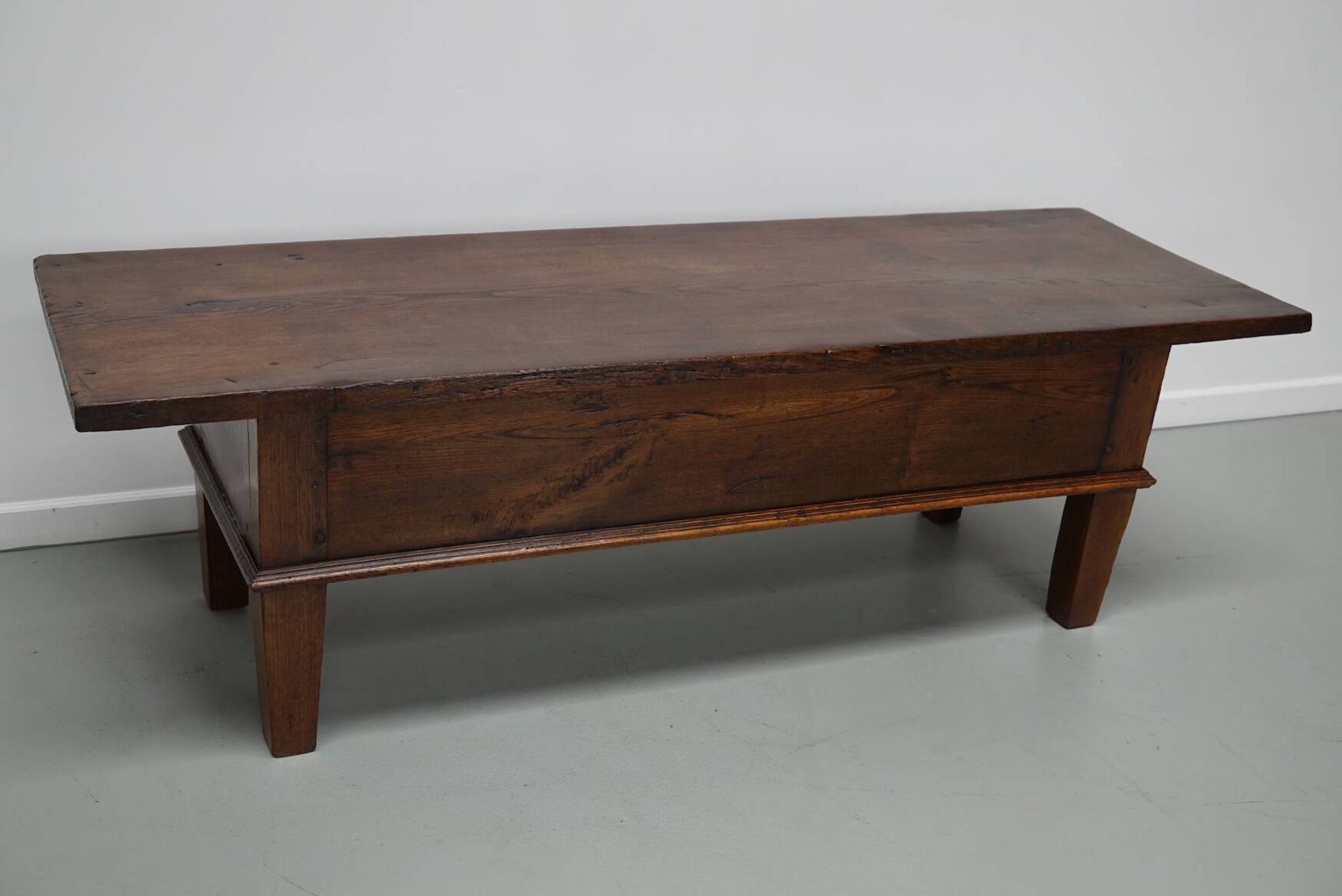 Table basse rustique en châtaignier de style campagnard espagnol du XIXe siècle