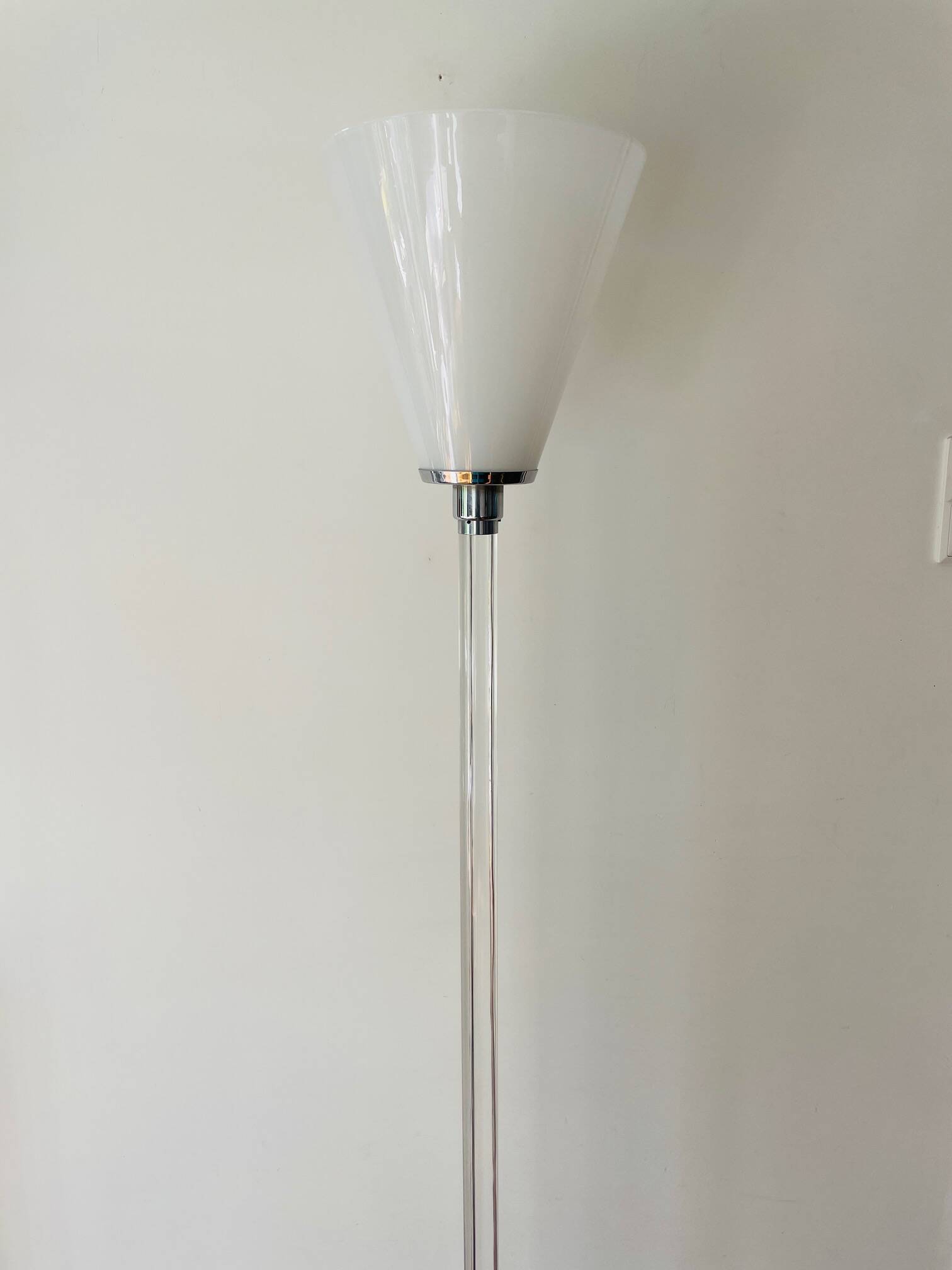 Lampe design unique d'Ingo Maurer. Lampadaire design M de Maurer. Verre à lait, fond transparent.