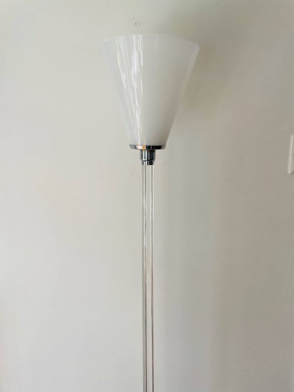 Lampe design unique d'Ingo Maurer. Lampadaire design M de Maurer. Verre à lait, fond transparent.