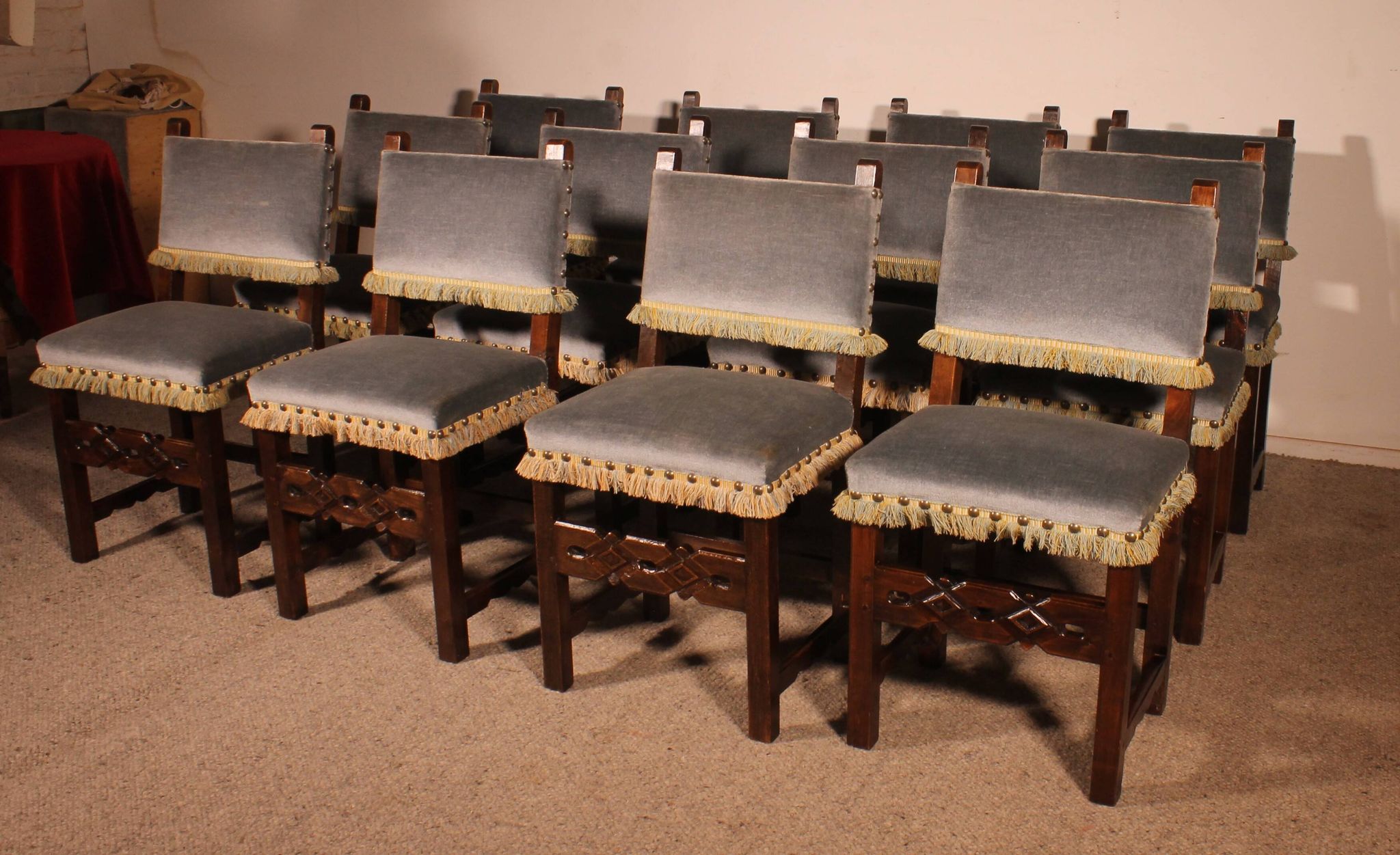 12 chaises espagnoles en hêtre